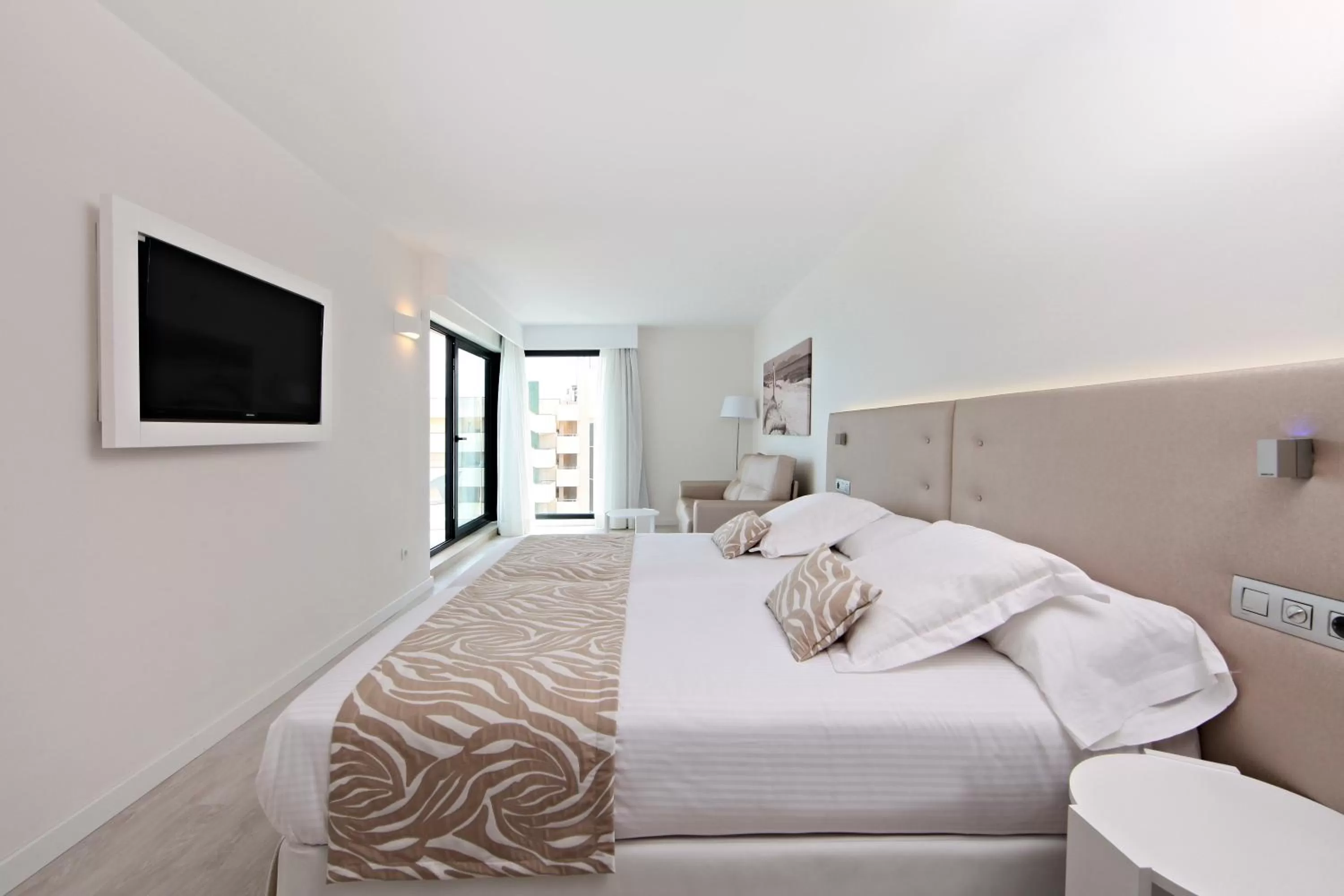 Bedroom, Bed in Iberostar Waves Cala Millor - Adults Only