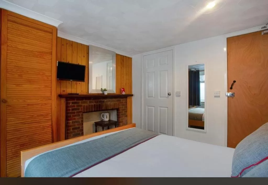 Bedroom, Bed in Avalon Hotel