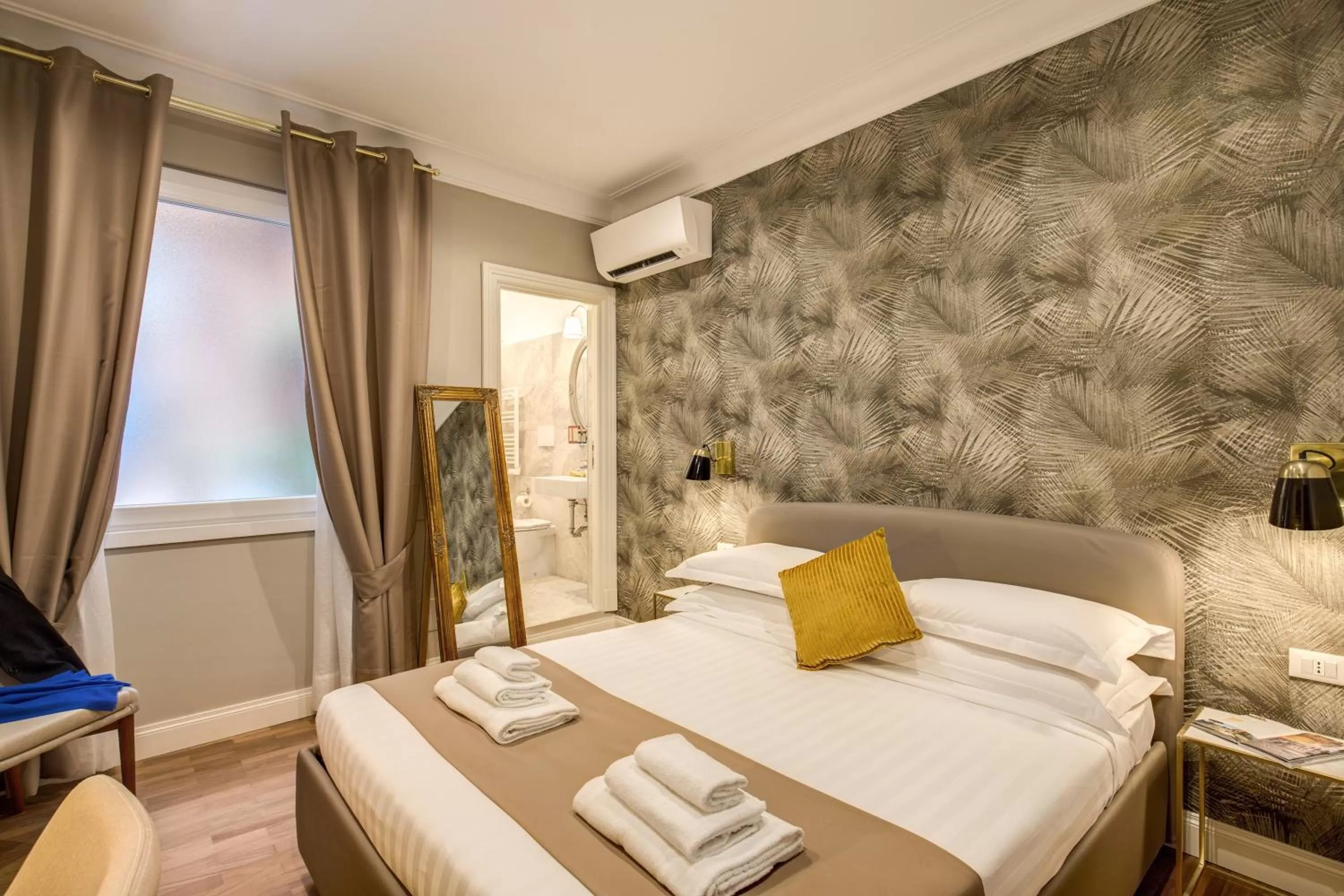 Bed in Charme Spagna Boutique Hotel
