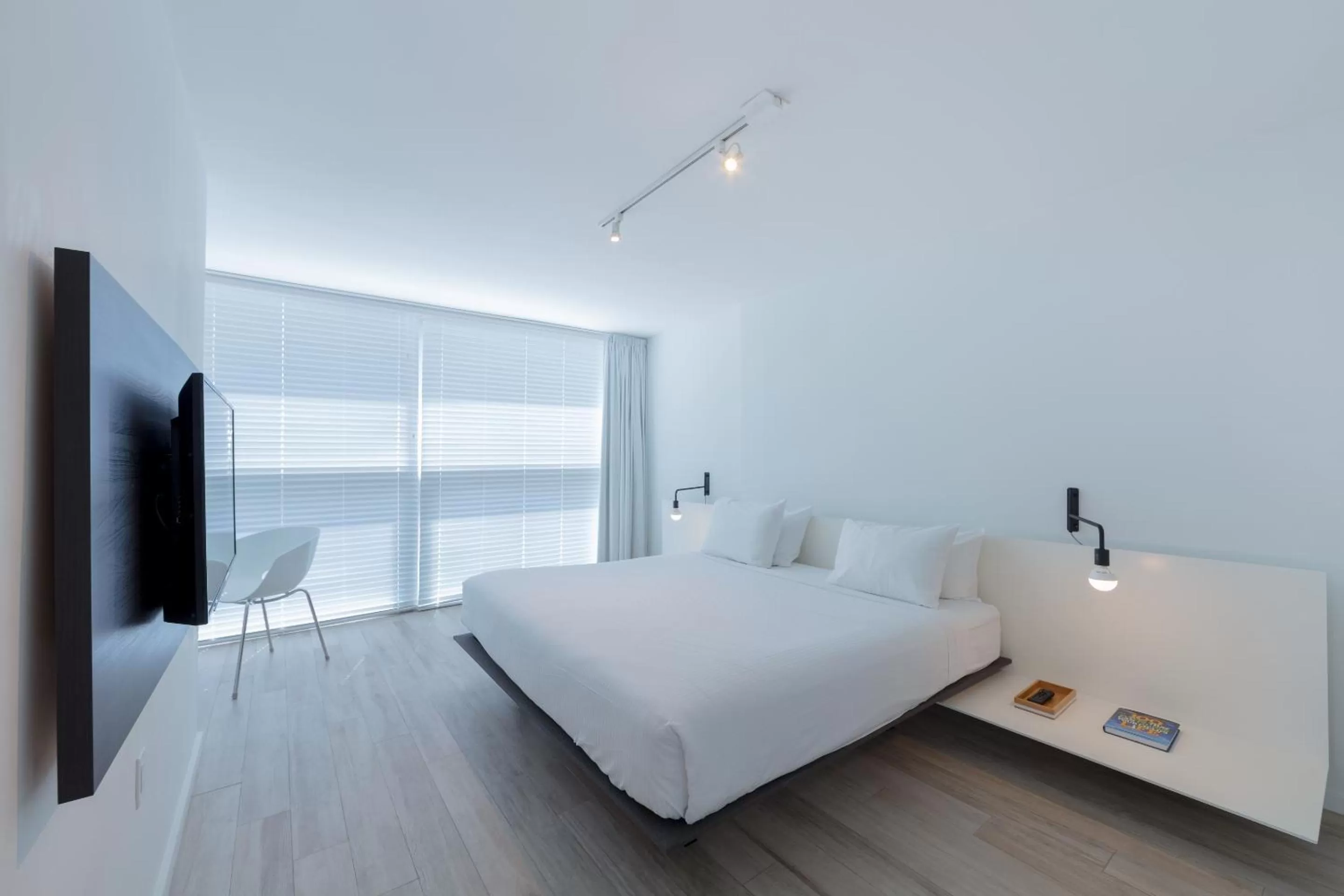 Bedroom, Bed in Beach Haus Key Biscayne Contemporary Apartments