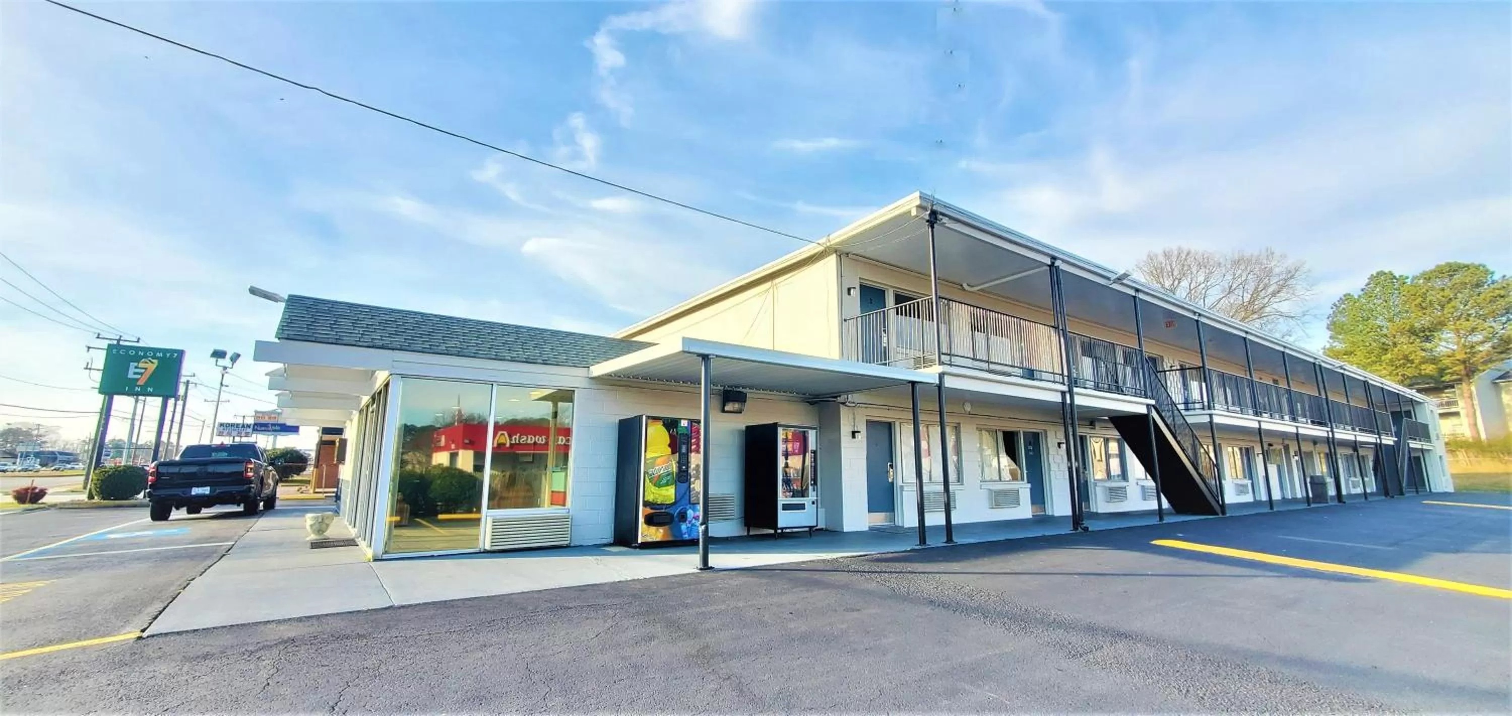 Property building in Economy 7 Inn- Newport News
