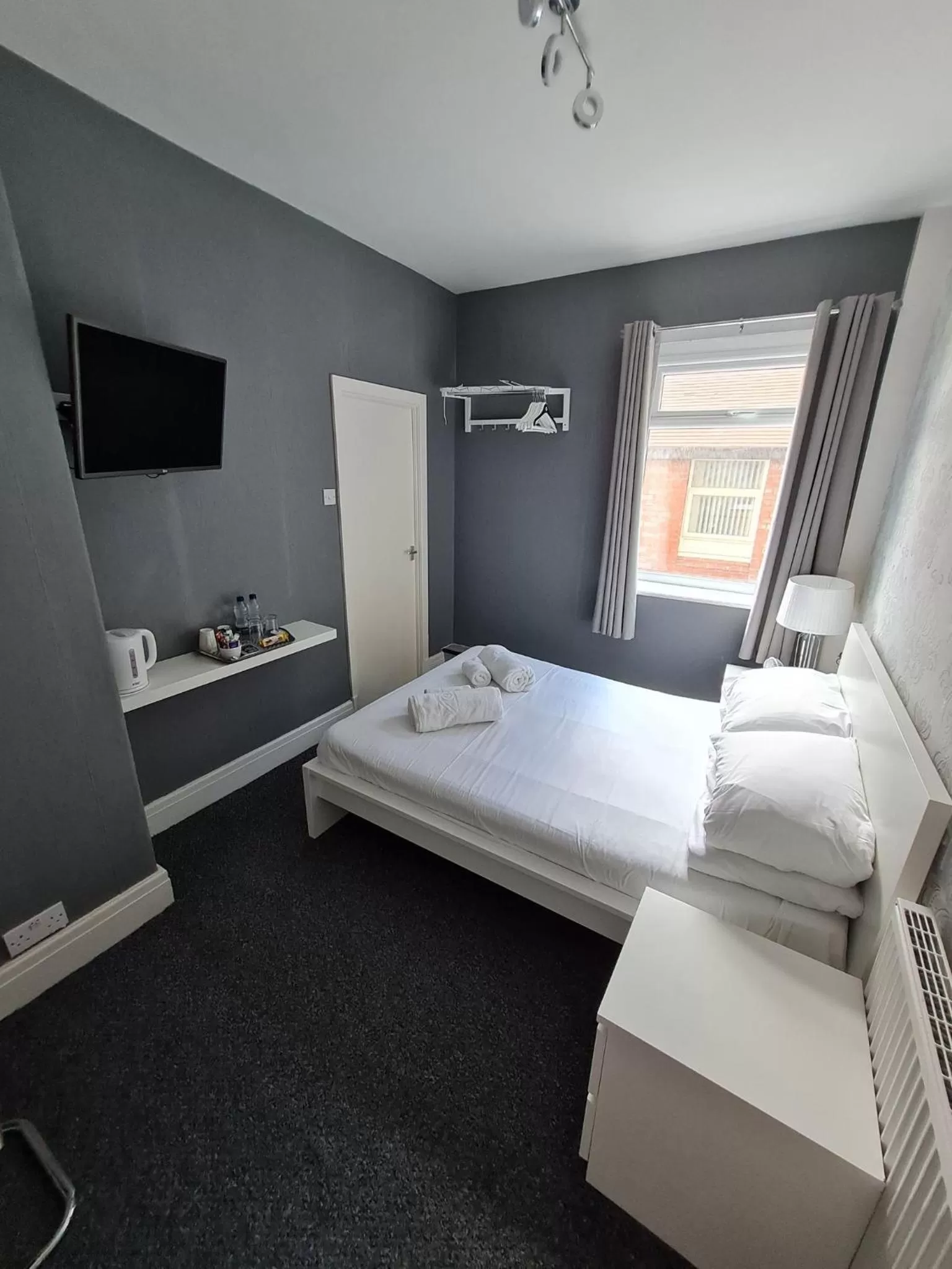 Coffee/tea facilities, Bed in Queens Plaza Hotel