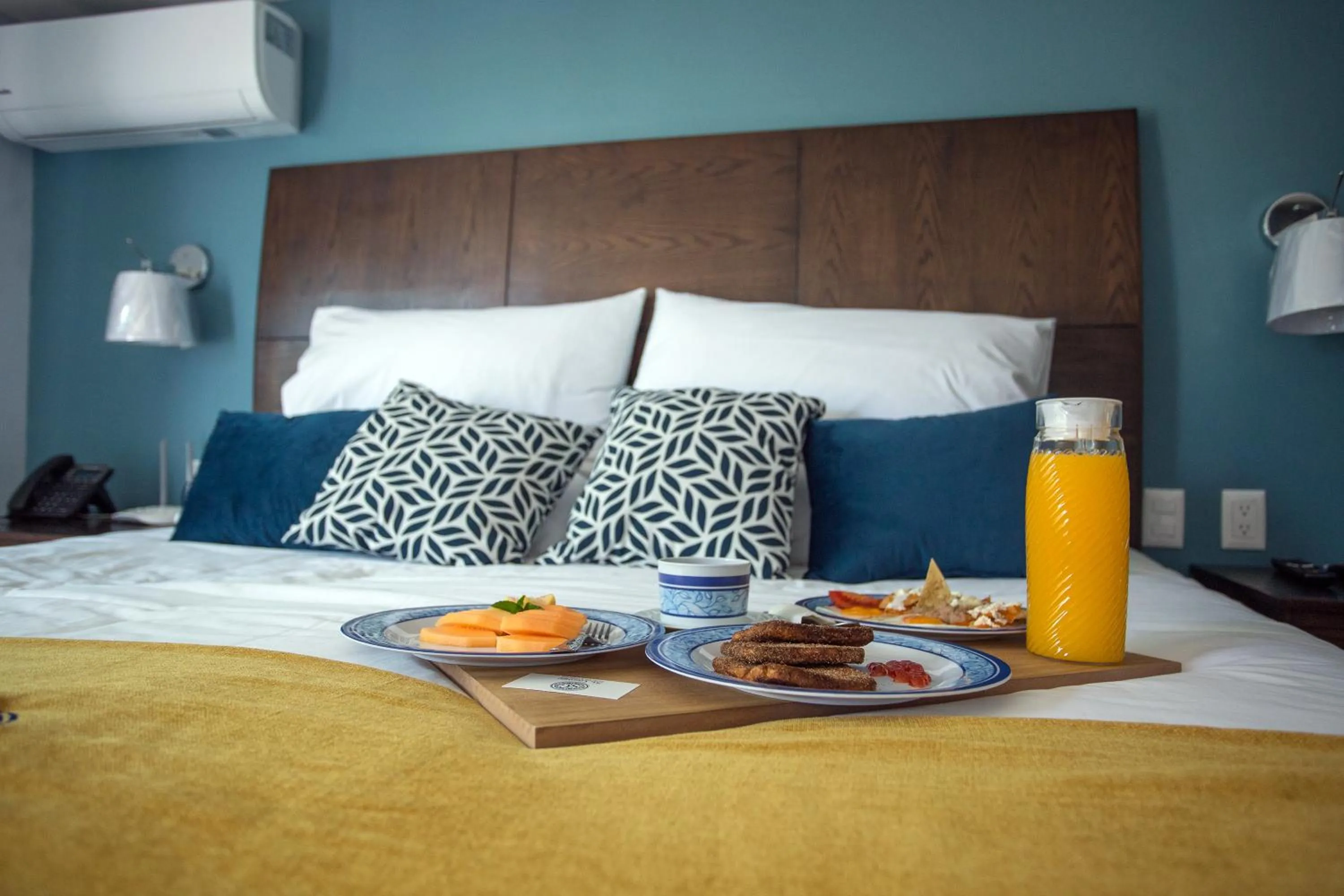 Food and drinks, Bed in Saint George Hotel - Spa & Temazcal