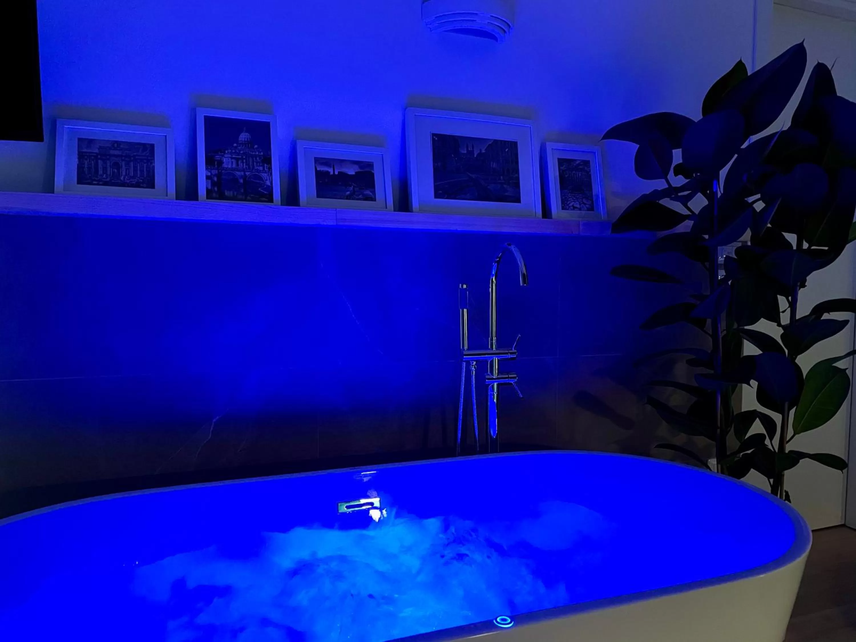 Hot Tub in Le Coq Suites