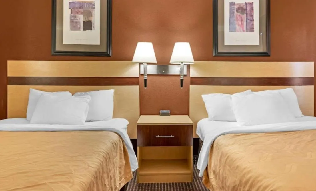 Bed in Quality Inn & Suites South Obetz