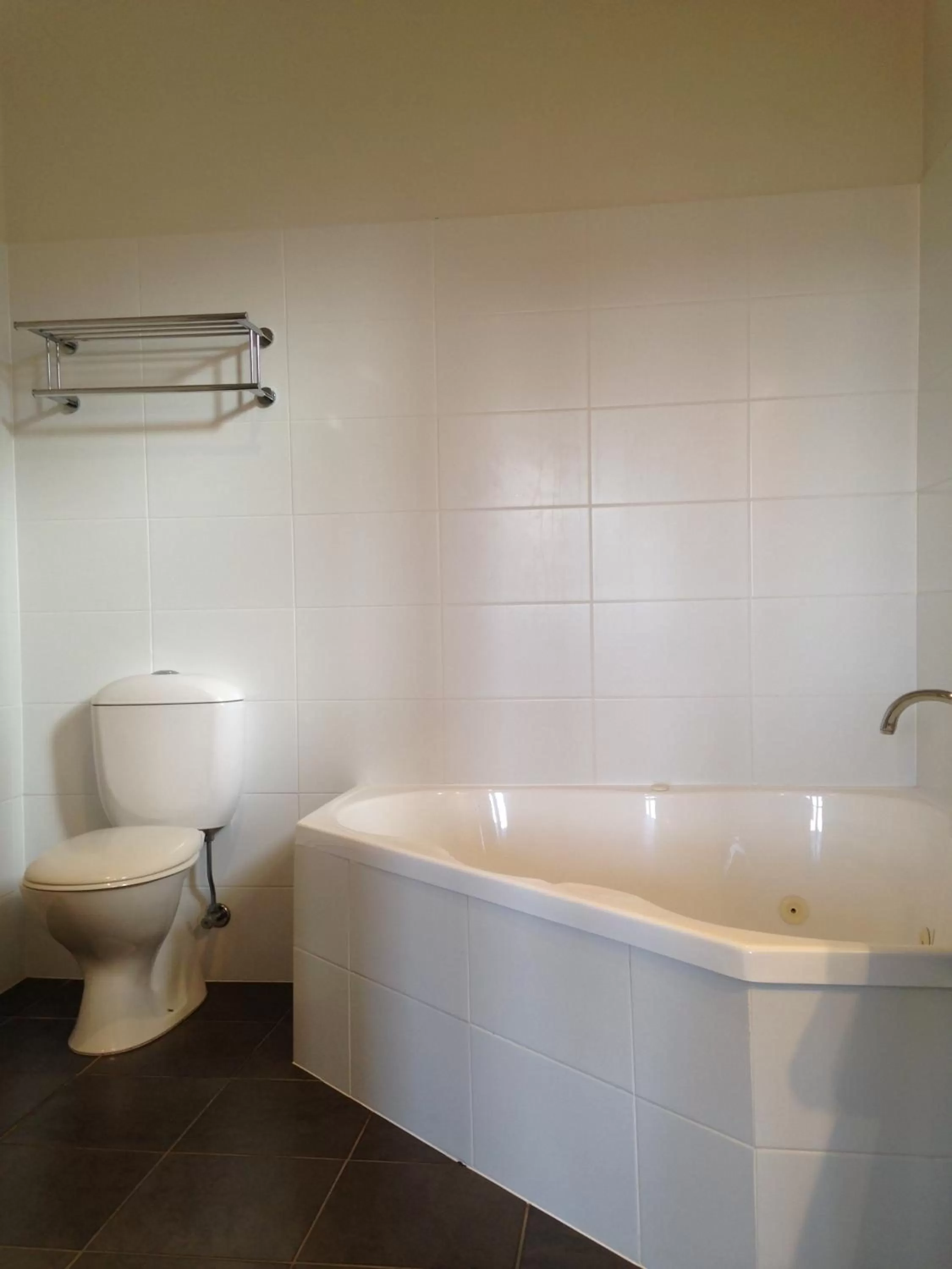 Bathroom in Auldington Hotel