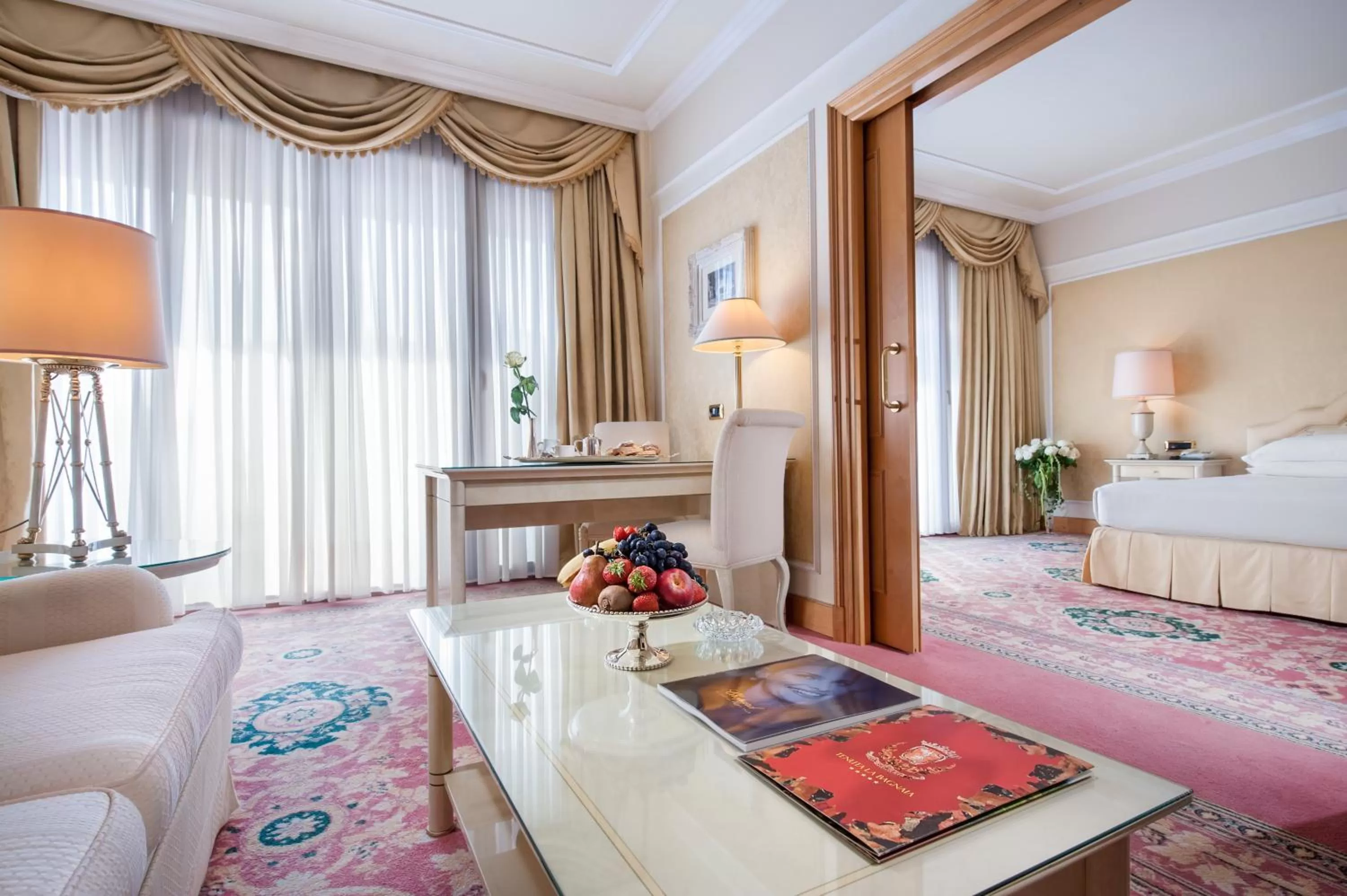 Living room, Bed in Royal Hotel Carlton