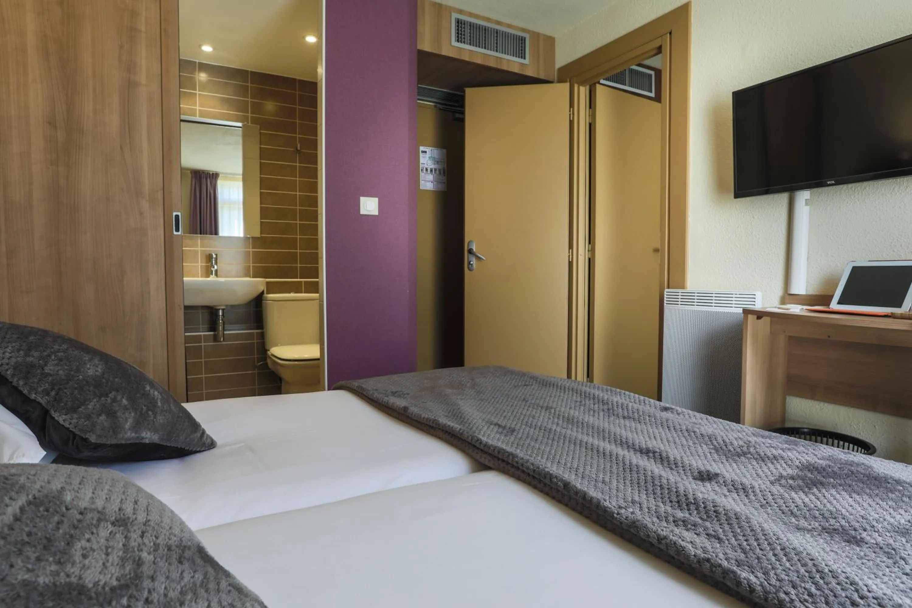 Photo of the whole room, Bed in Contact Hotel Atoll