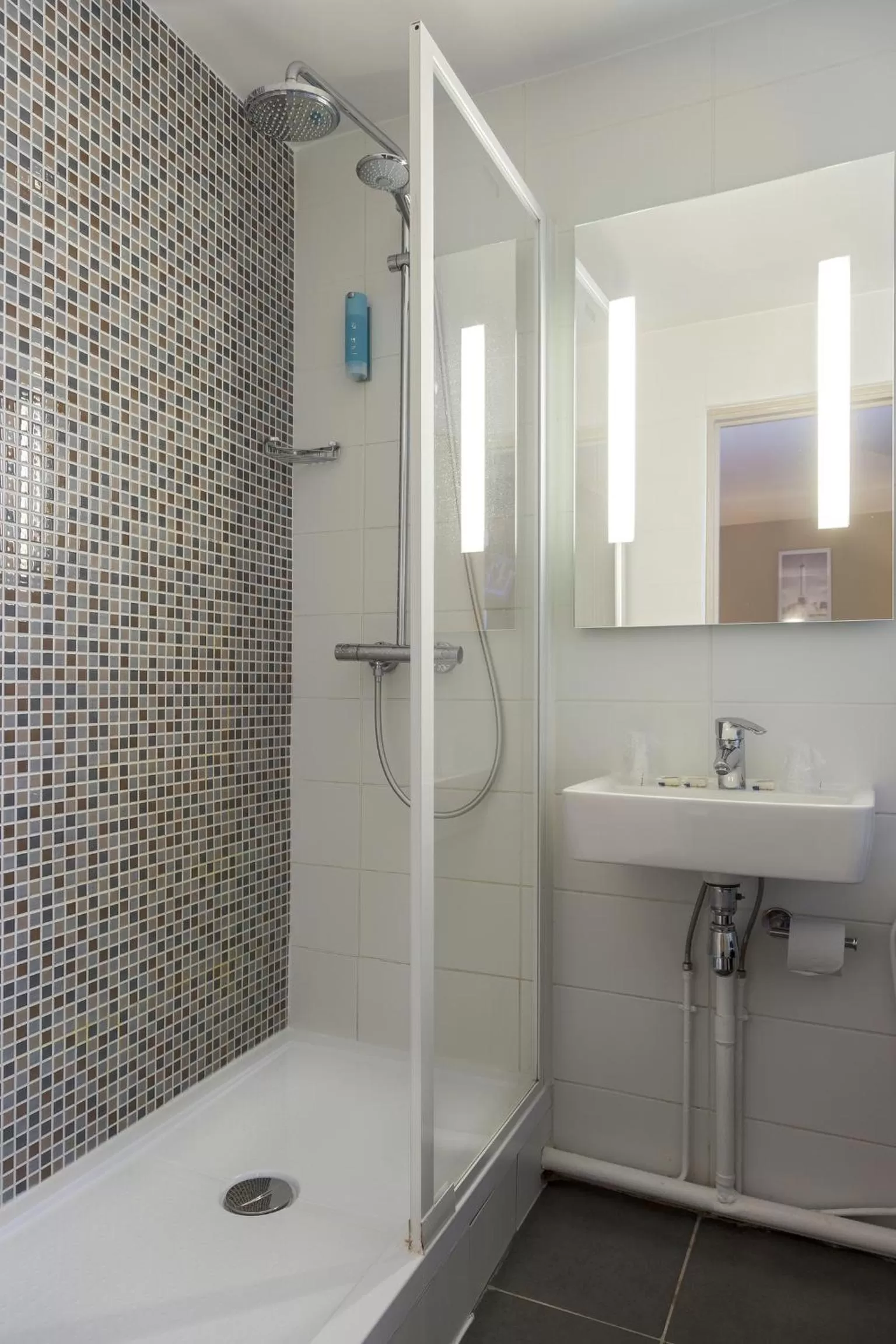 Shower in Timhotel Paris Gare Montparnasse