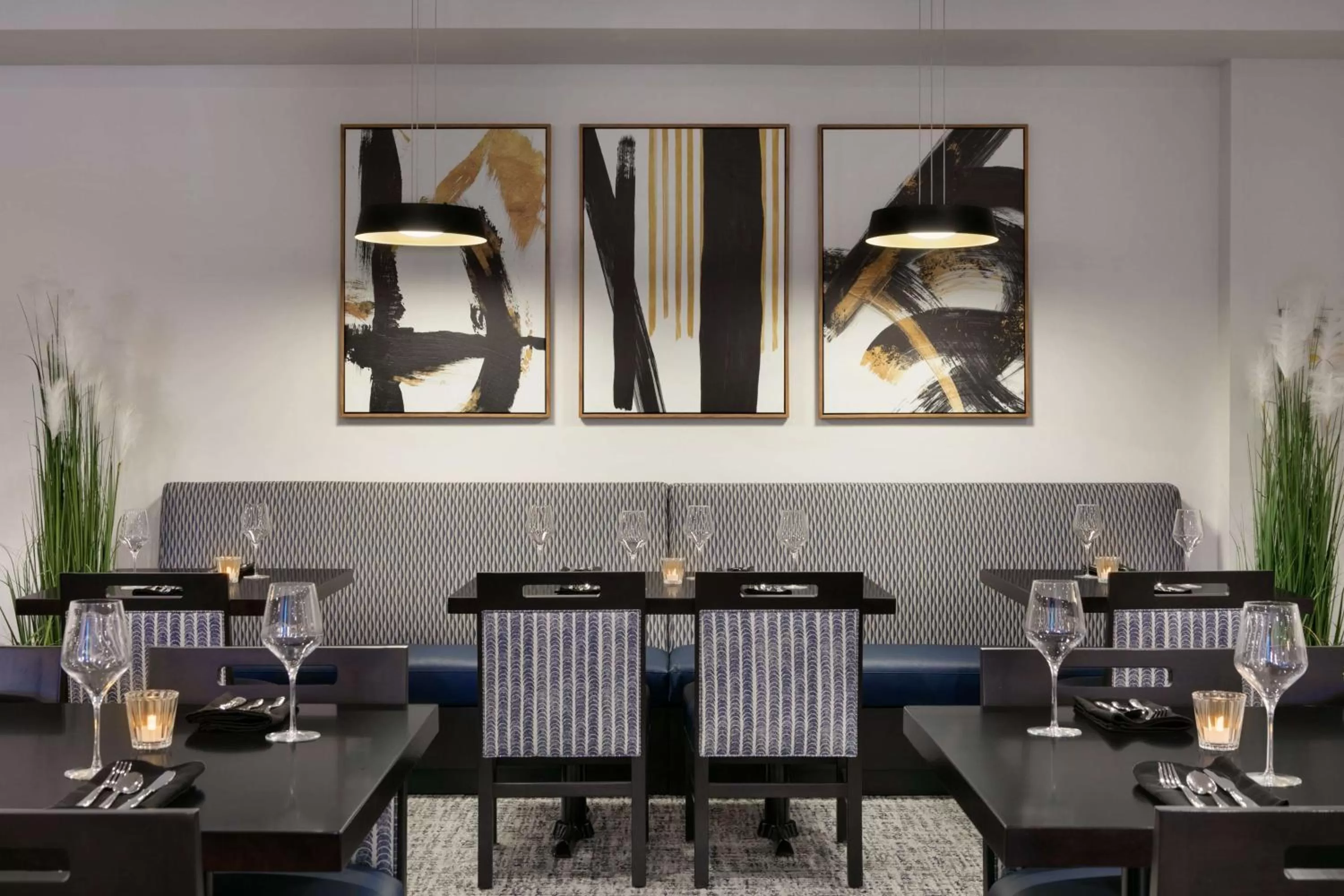 Restaurant/places to eat in DoubleTree by Hilton Canton Downtown