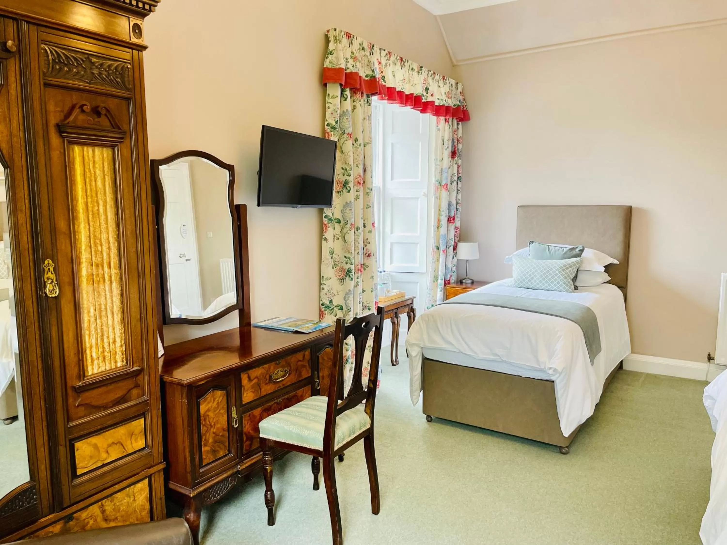 Bedroom, Bed in West Plean House