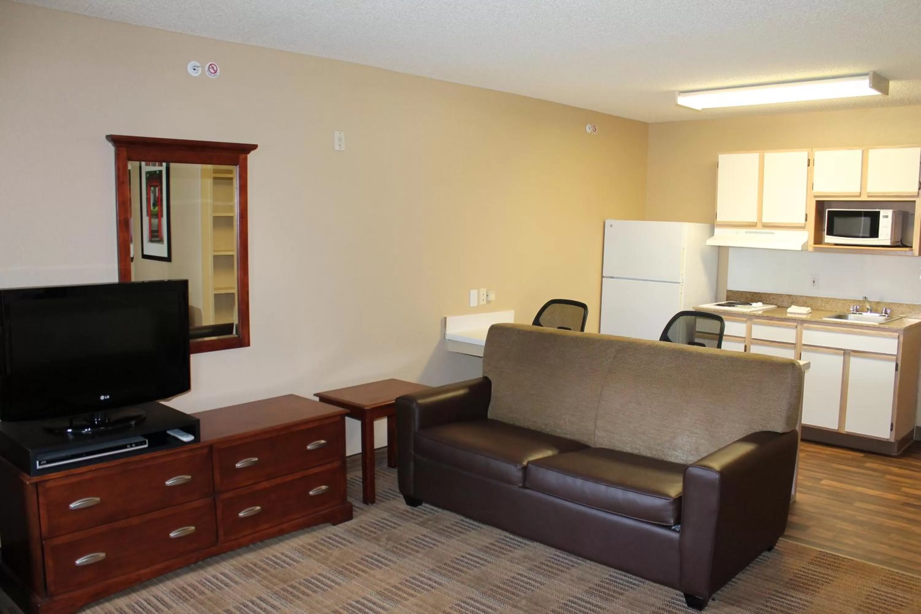 Kitchen or kitchenette in Extended Stay America Suites - Houston - Katy Freeway - Energy Corridor