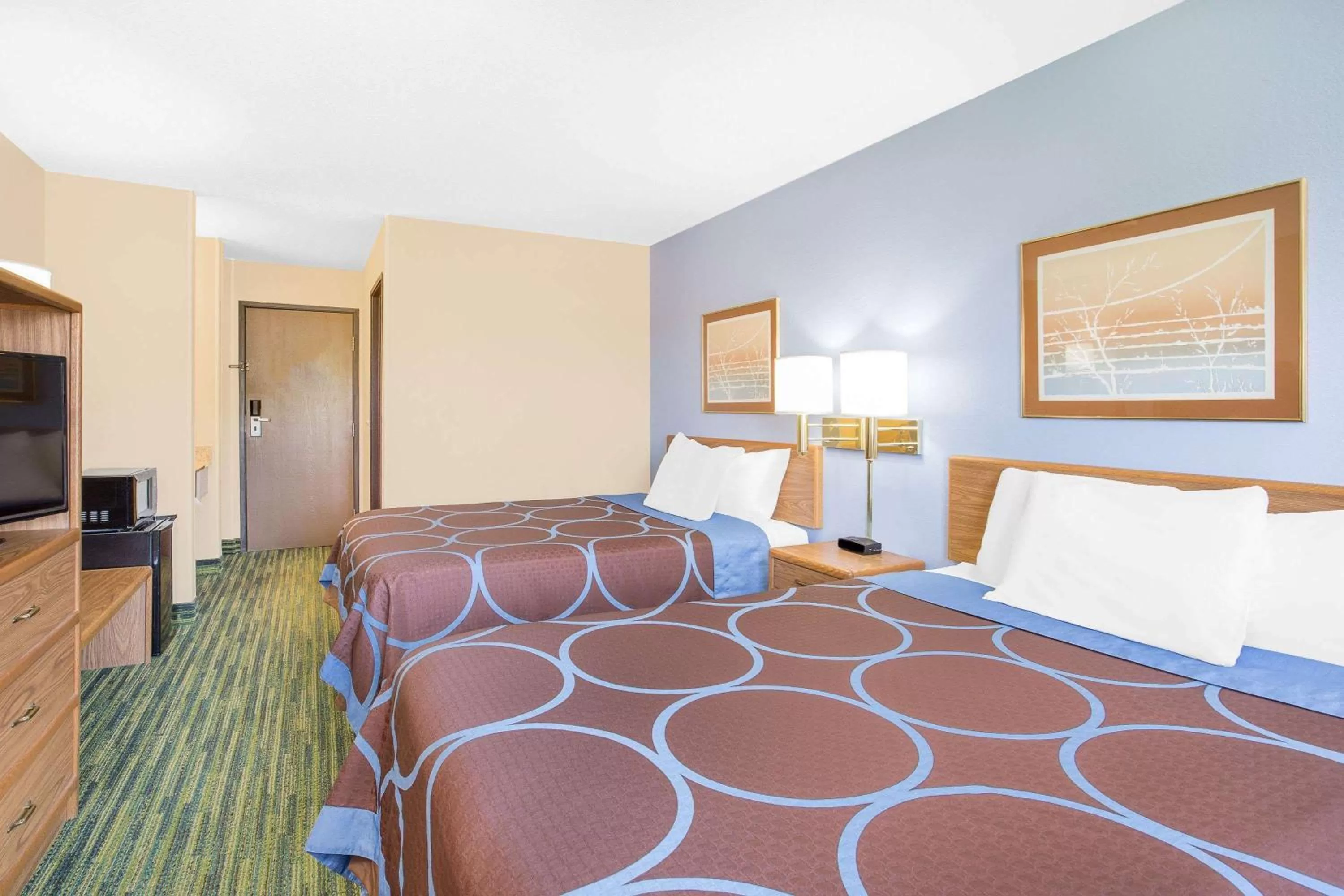 Photo of the whole room, Bed in Boarders Inn & Suites by Cobblestone Hotels Waterloo Cedar Falls