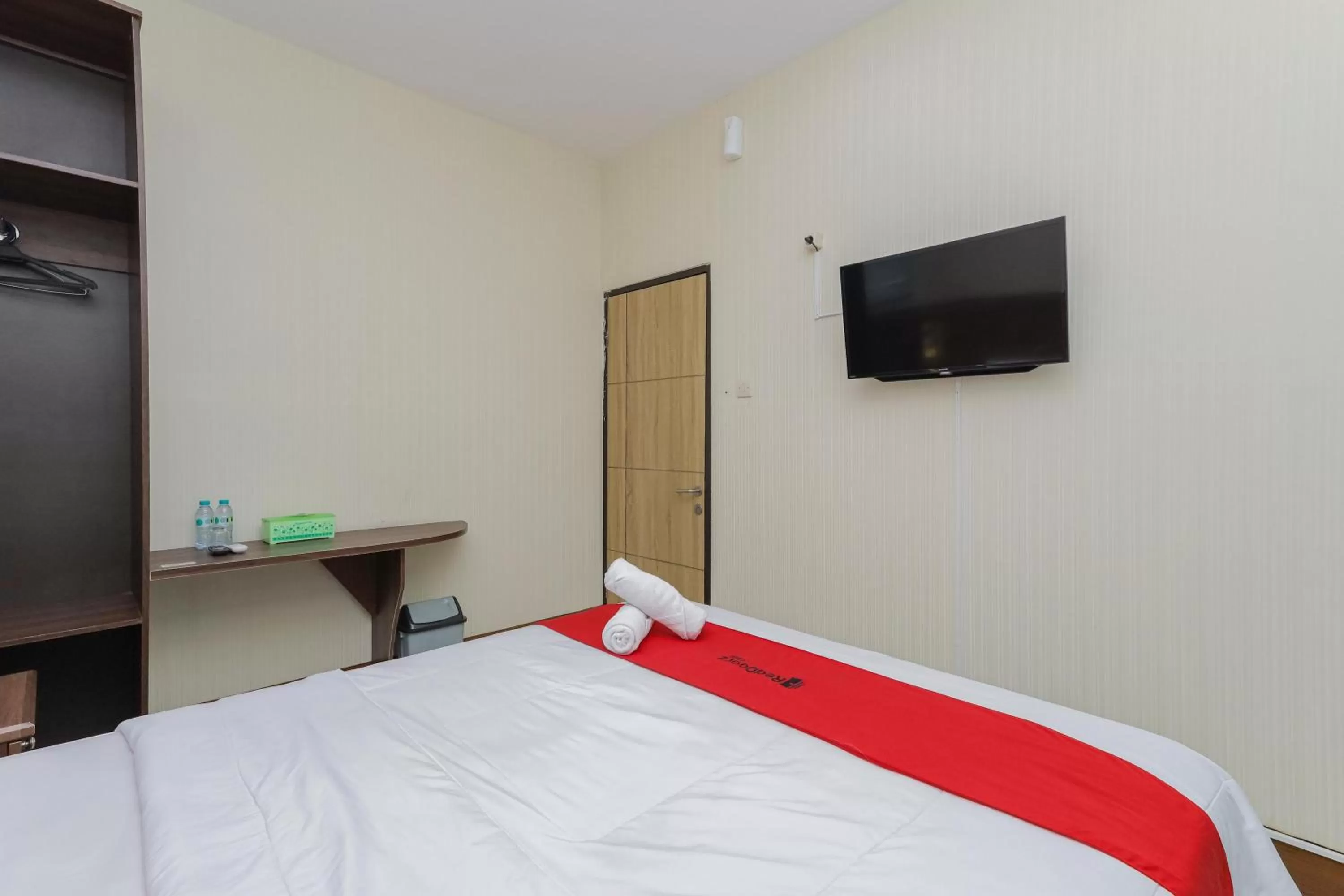 Bedroom, Bed in RedDoorz Syariah @ Klojen Malang