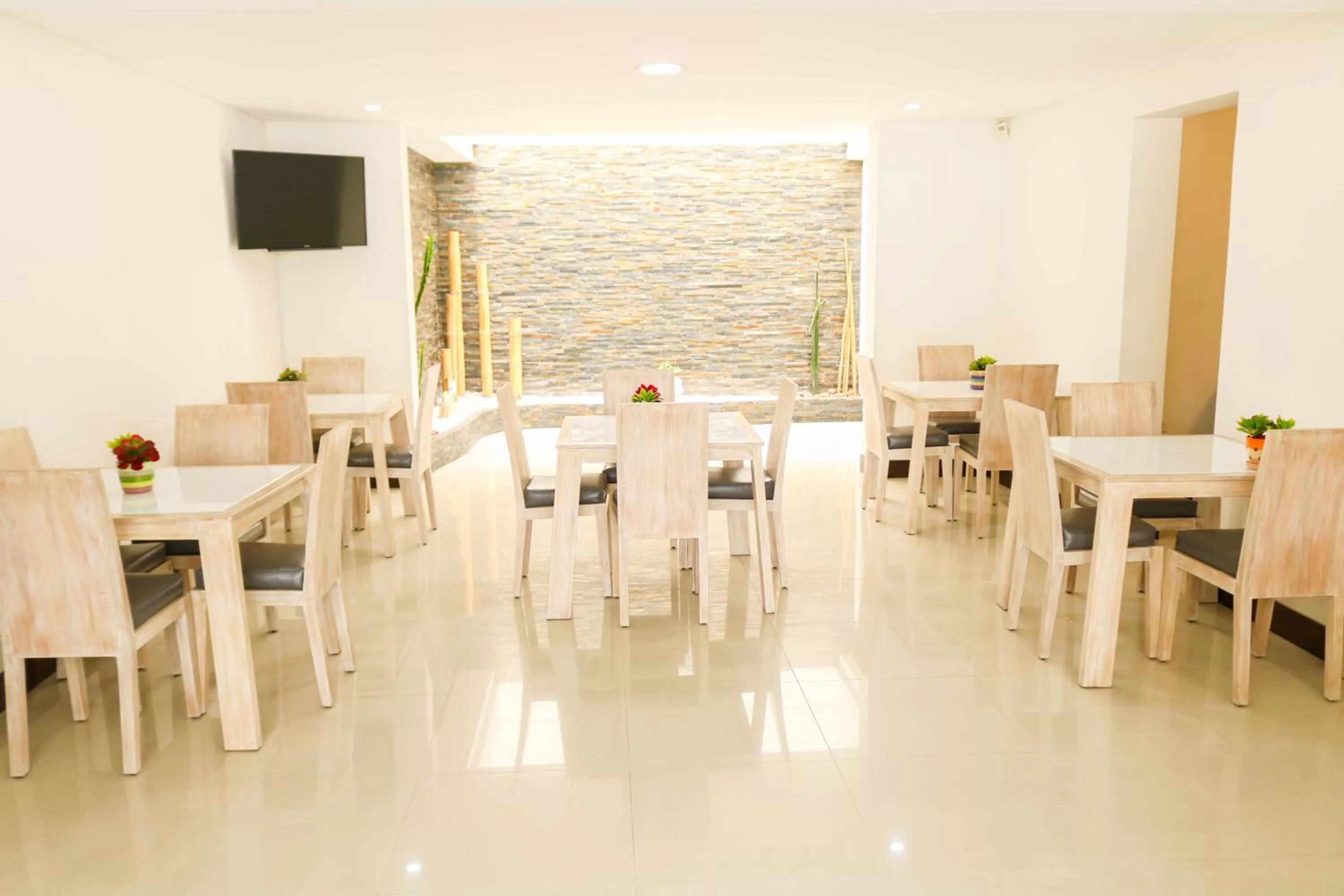 Restaurant/places to eat in Hotel Loyds