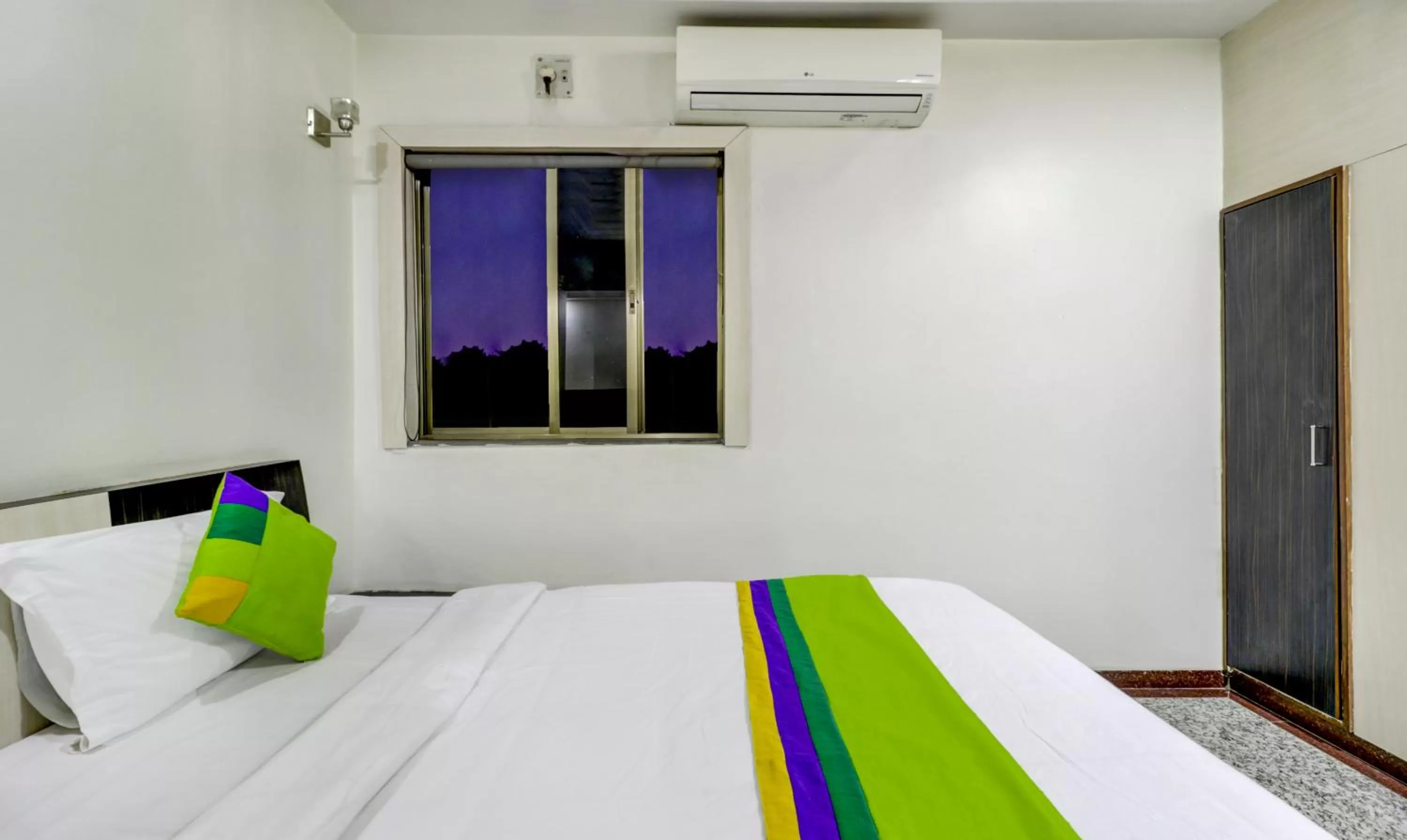 Bed in Treebo Trend Orange City