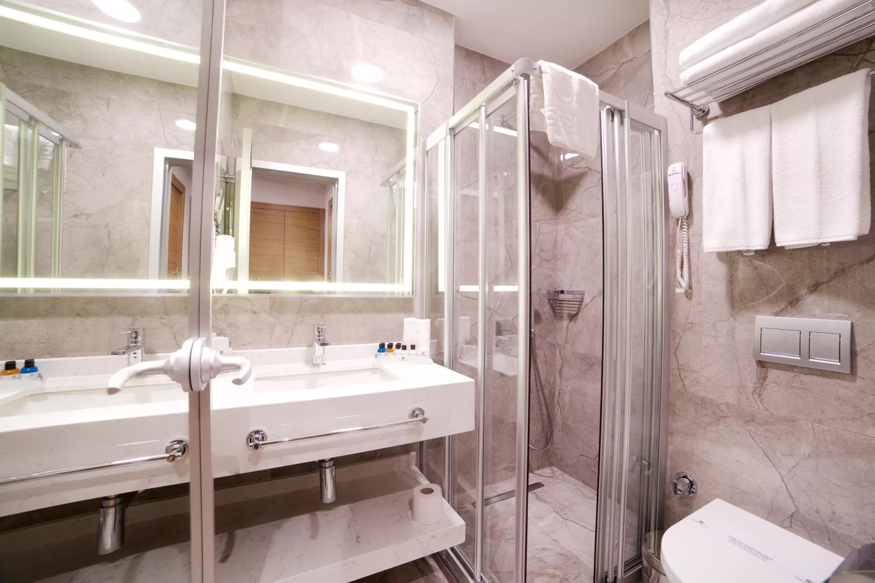 Shower in Erboy Hotel Istanbul Sirkeci