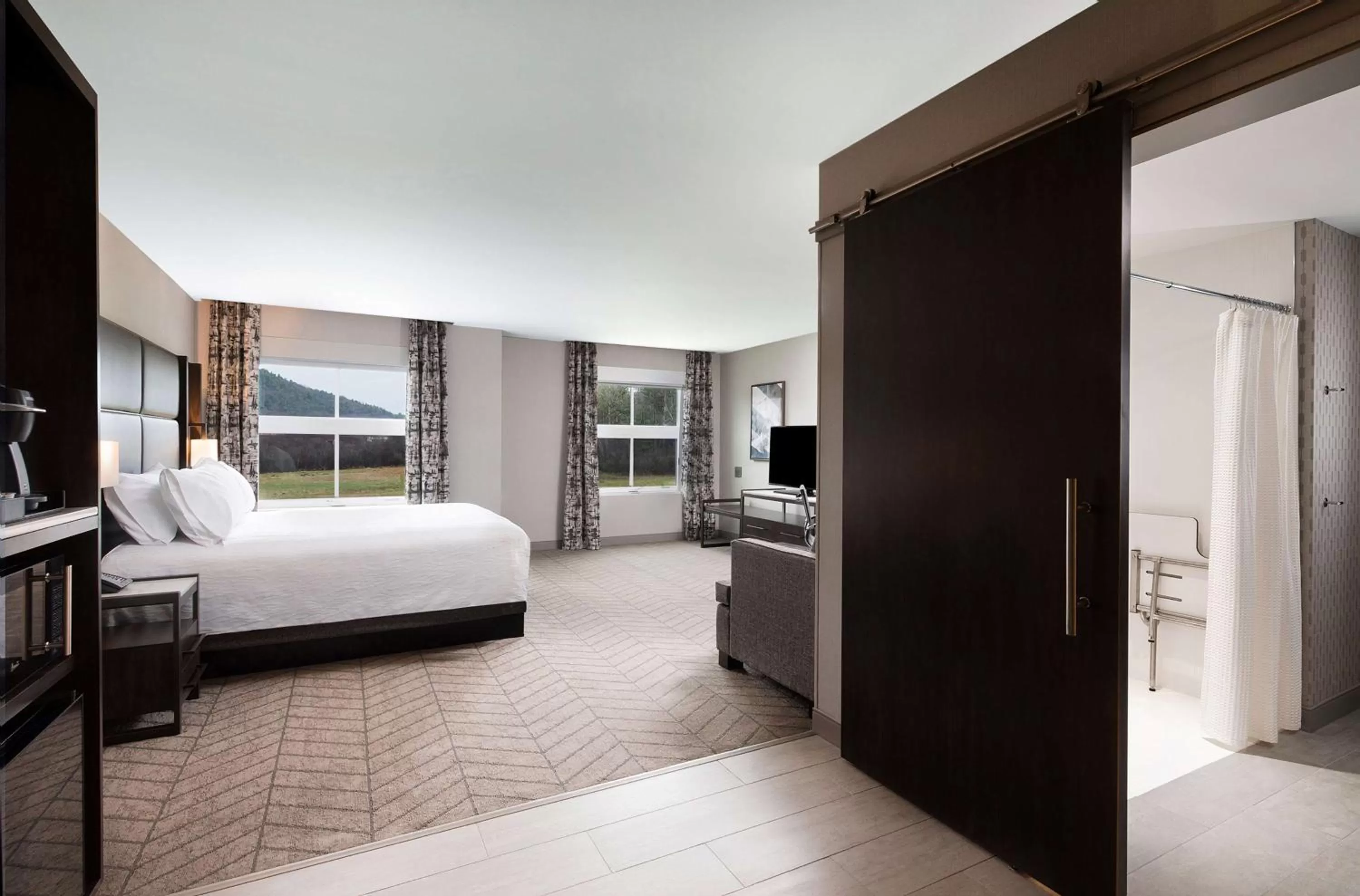 Bathroom, Bed in Hilton Garden Inn Hanover Lebanon