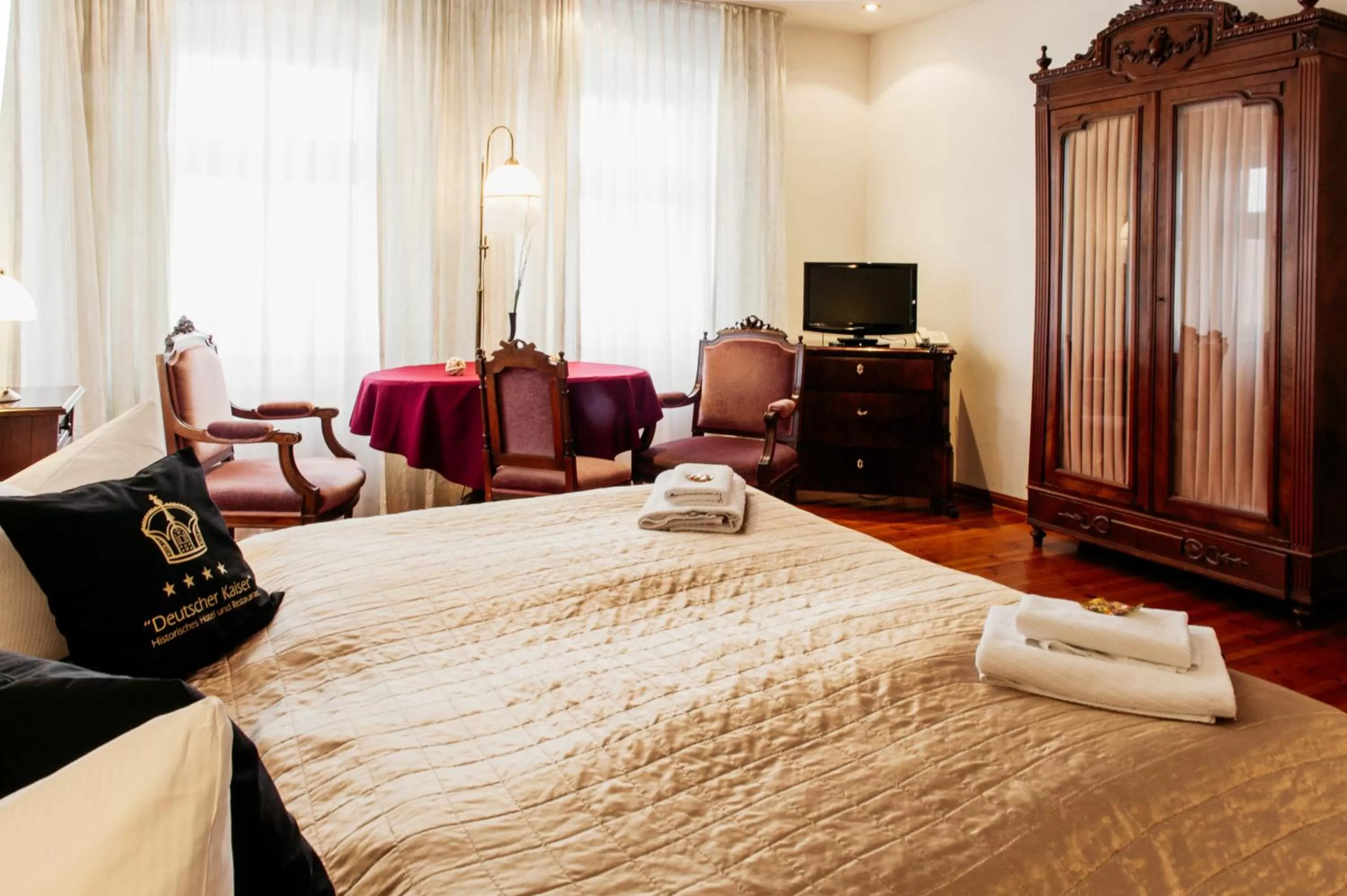 Bed in Hotel & Restaurant "Deutscher Kaiser"