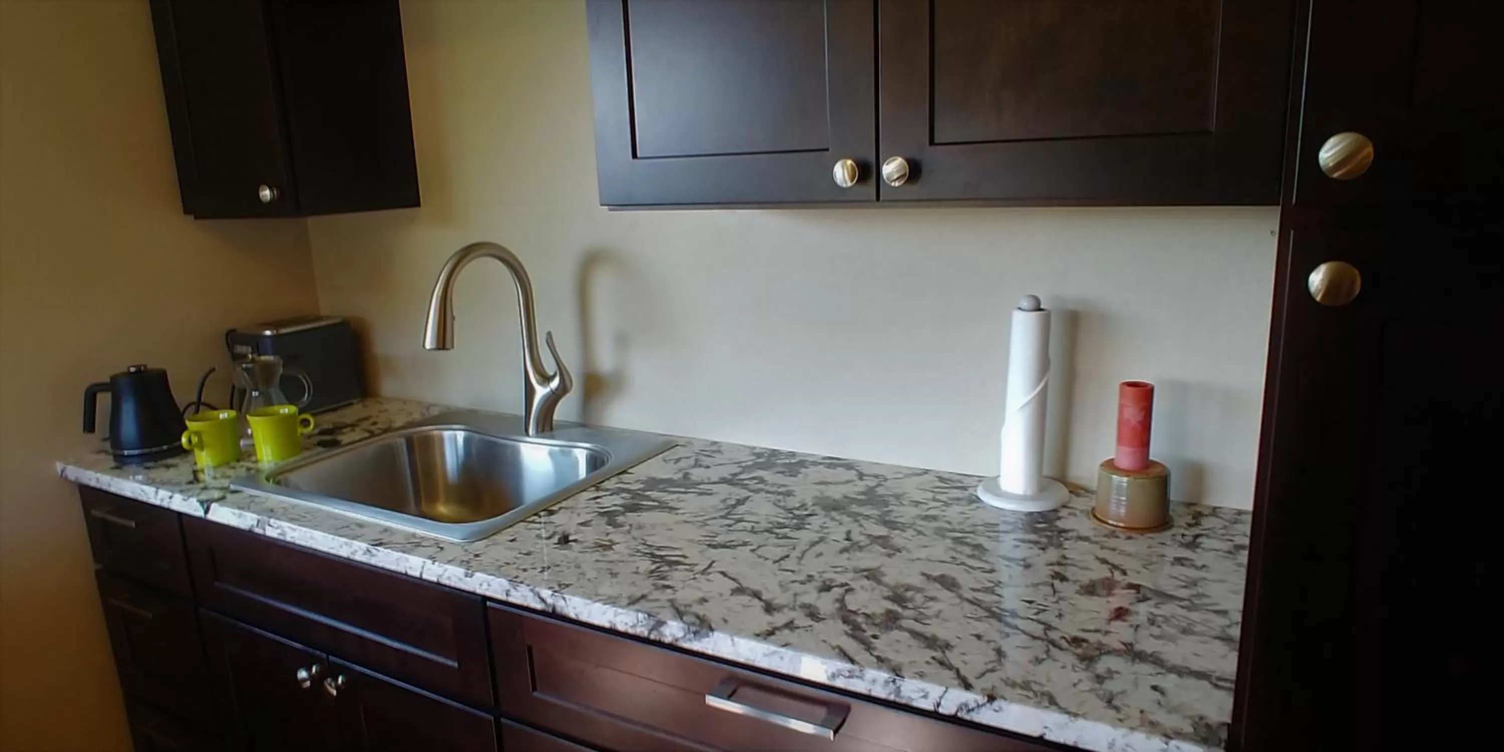 kitchen in Greenhouse Inn by the Bay