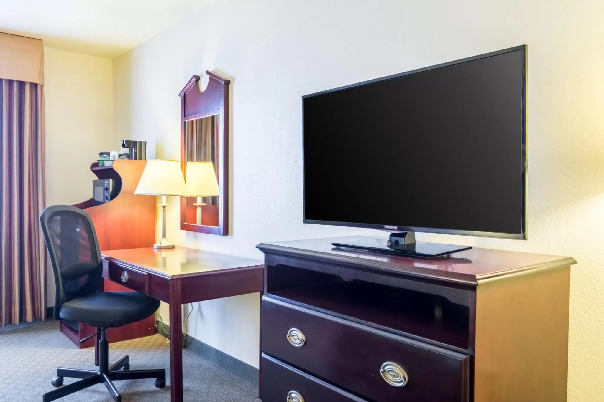 TV and multimedia in Quality Inn & Suites of Alma - Northeast from Fort Smith