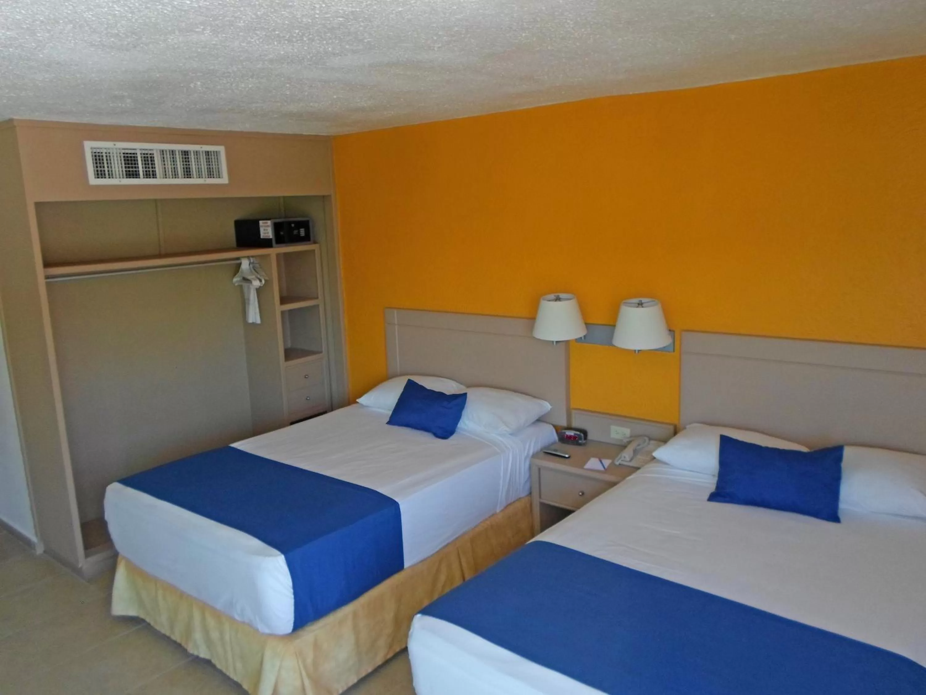 Photo of the whole room, Bed in Calinda Beach Acapulco