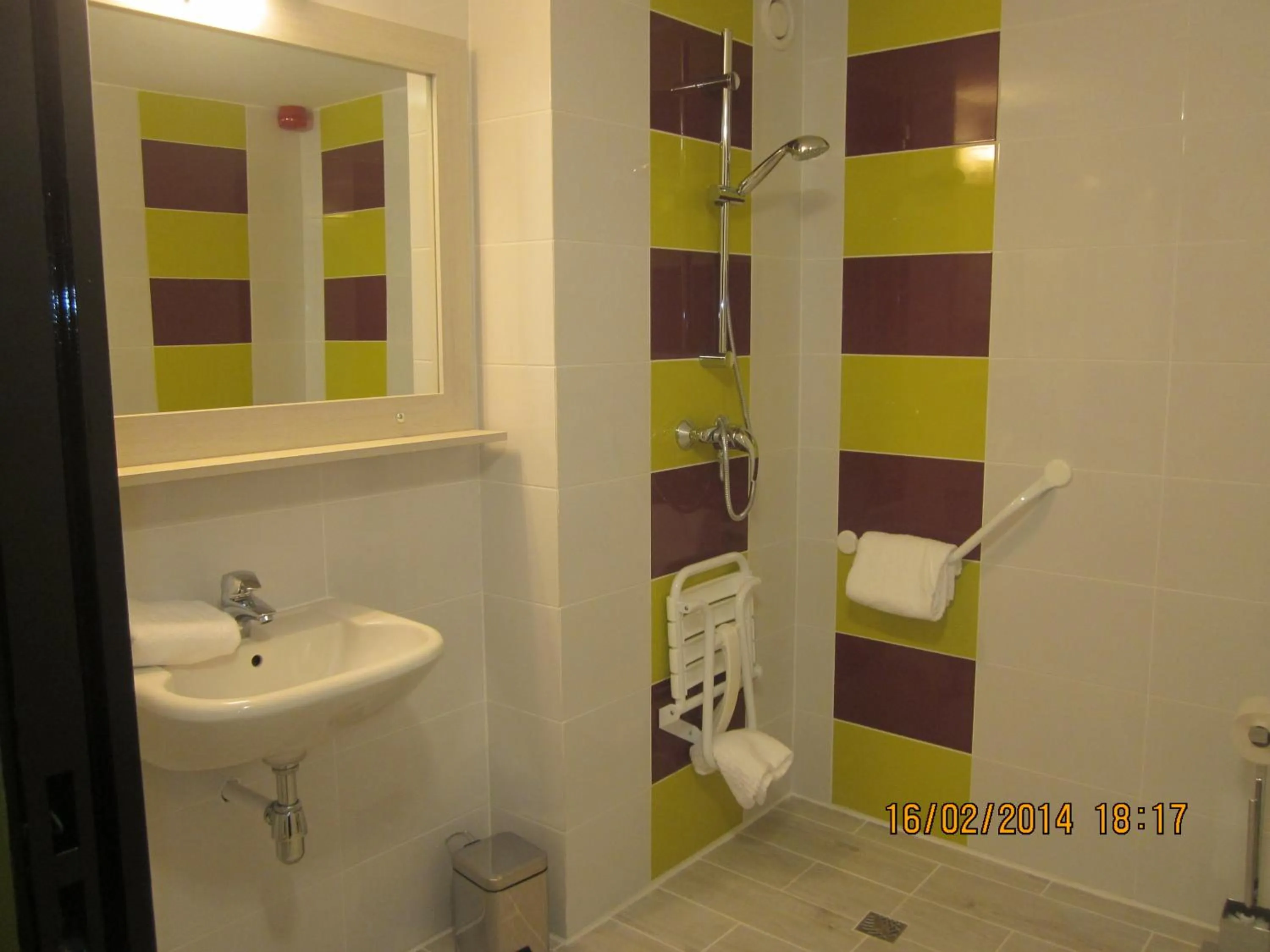 Shower in Comfort Hotel Orléans Olivet