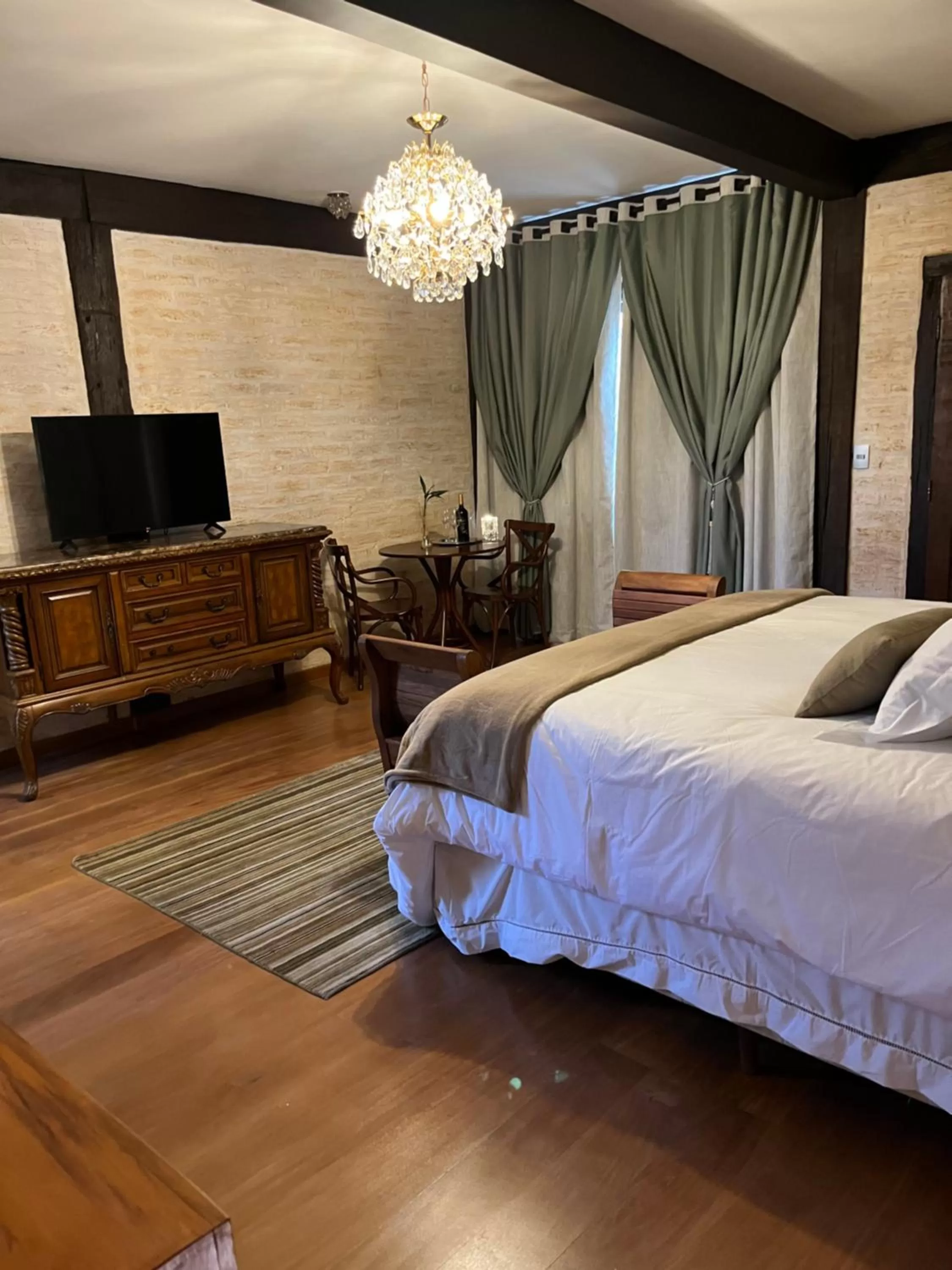 Communal lounge/ TV room, Bed in Pousada Dona Bendita