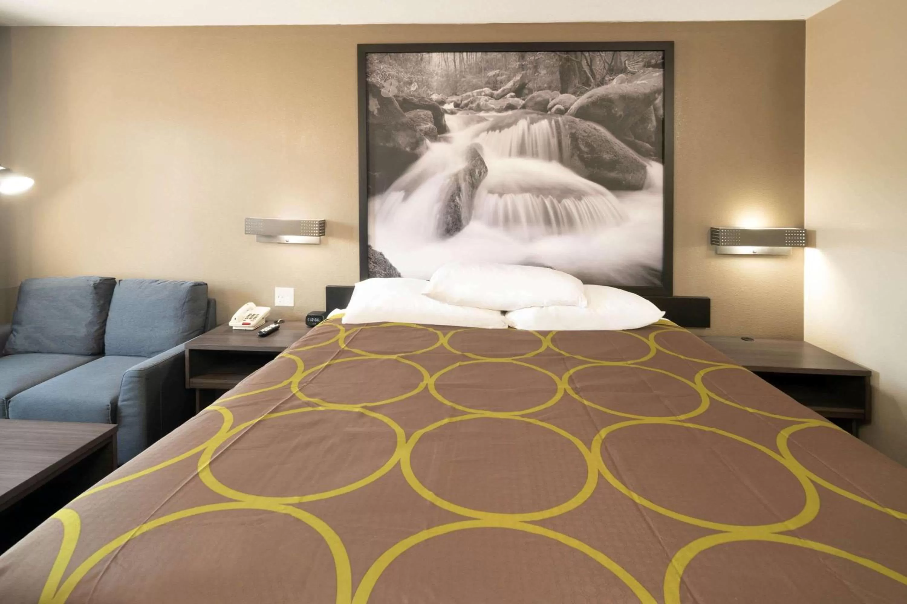 Photo of the whole room, Bed in Super 8 by Wyndham Cleveland