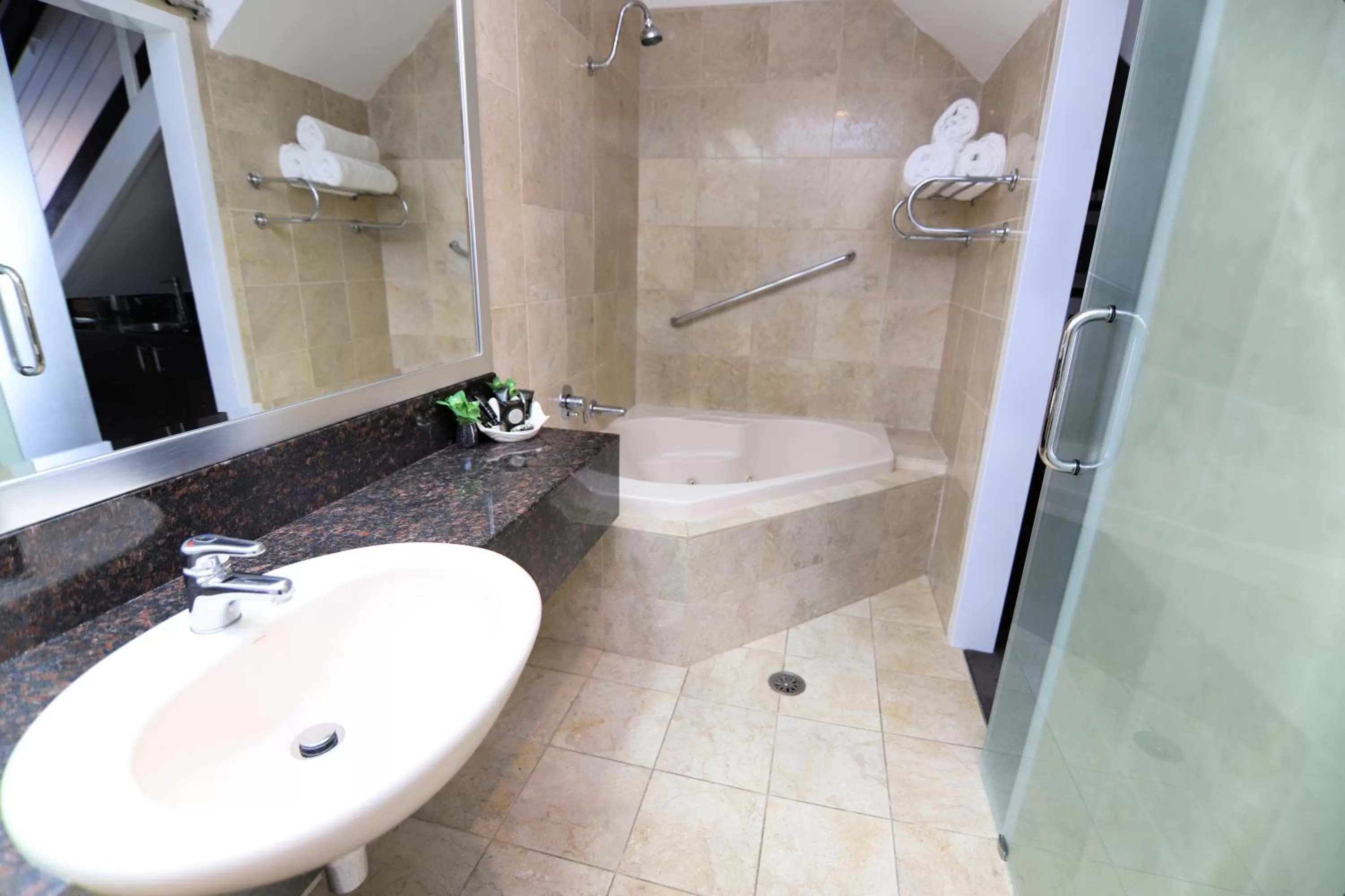 Bathroom in Best Western Plus Goulburn