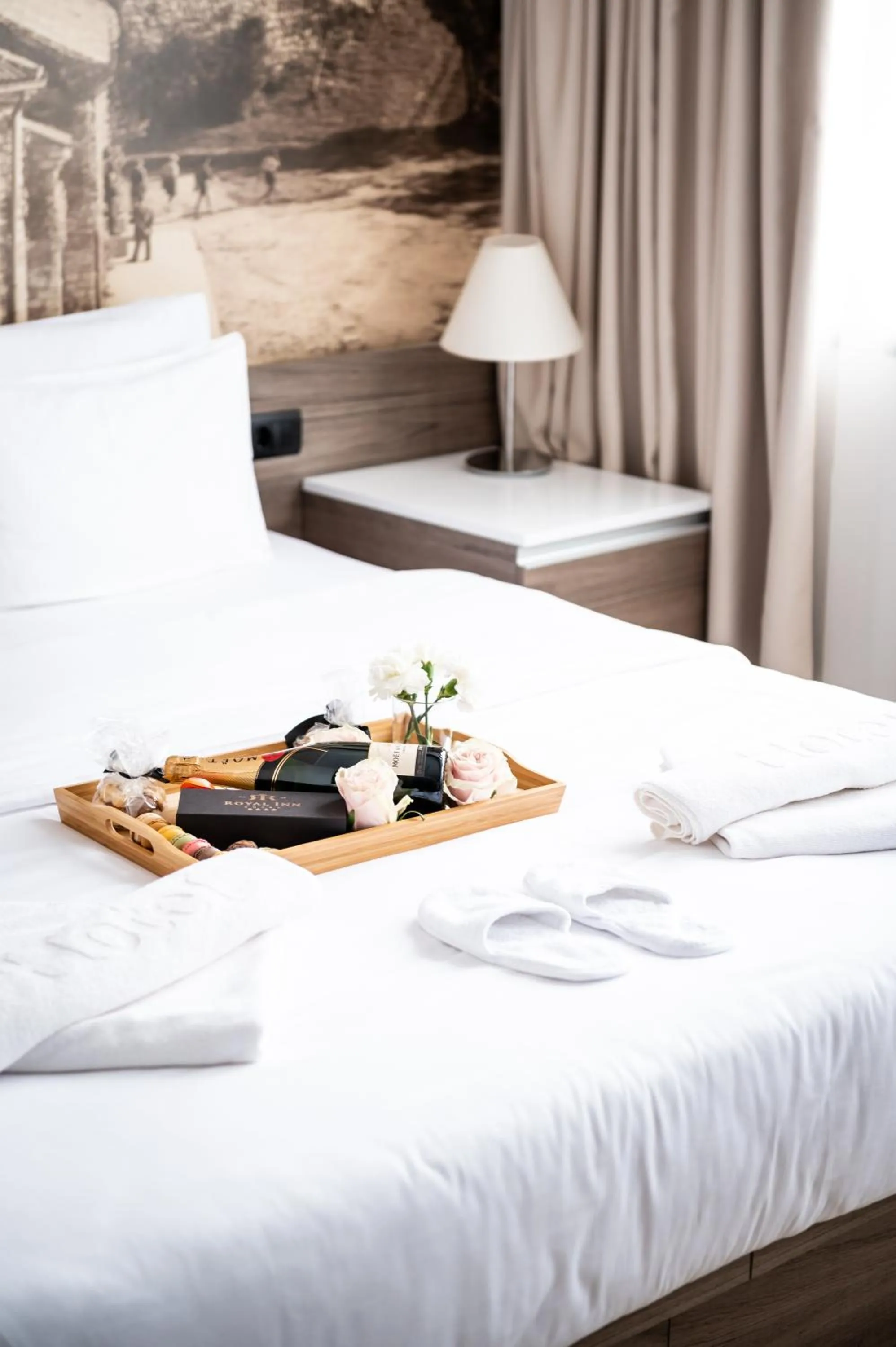 Bed in Hotel Royal Inn