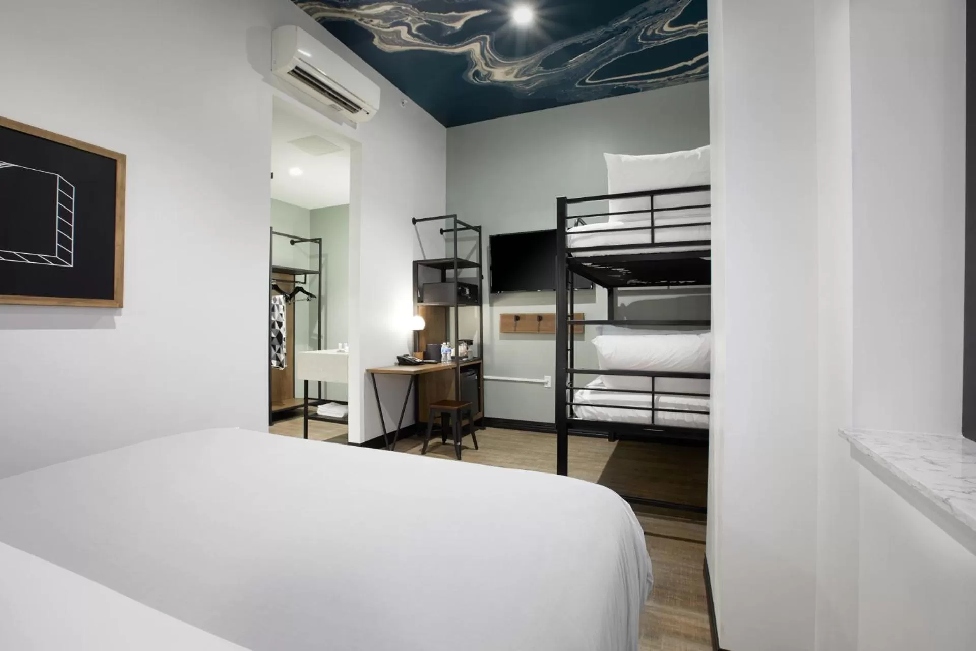 Photo of the whole room, Bed in TRYP by Wyndham Pittsburgh/Lawrenceville