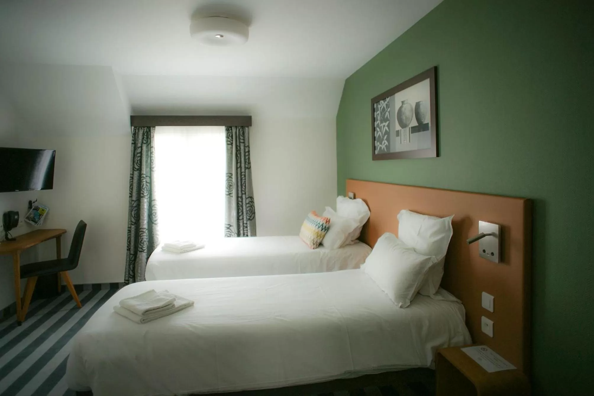 Bed in Logis Hôtel de l'Europe