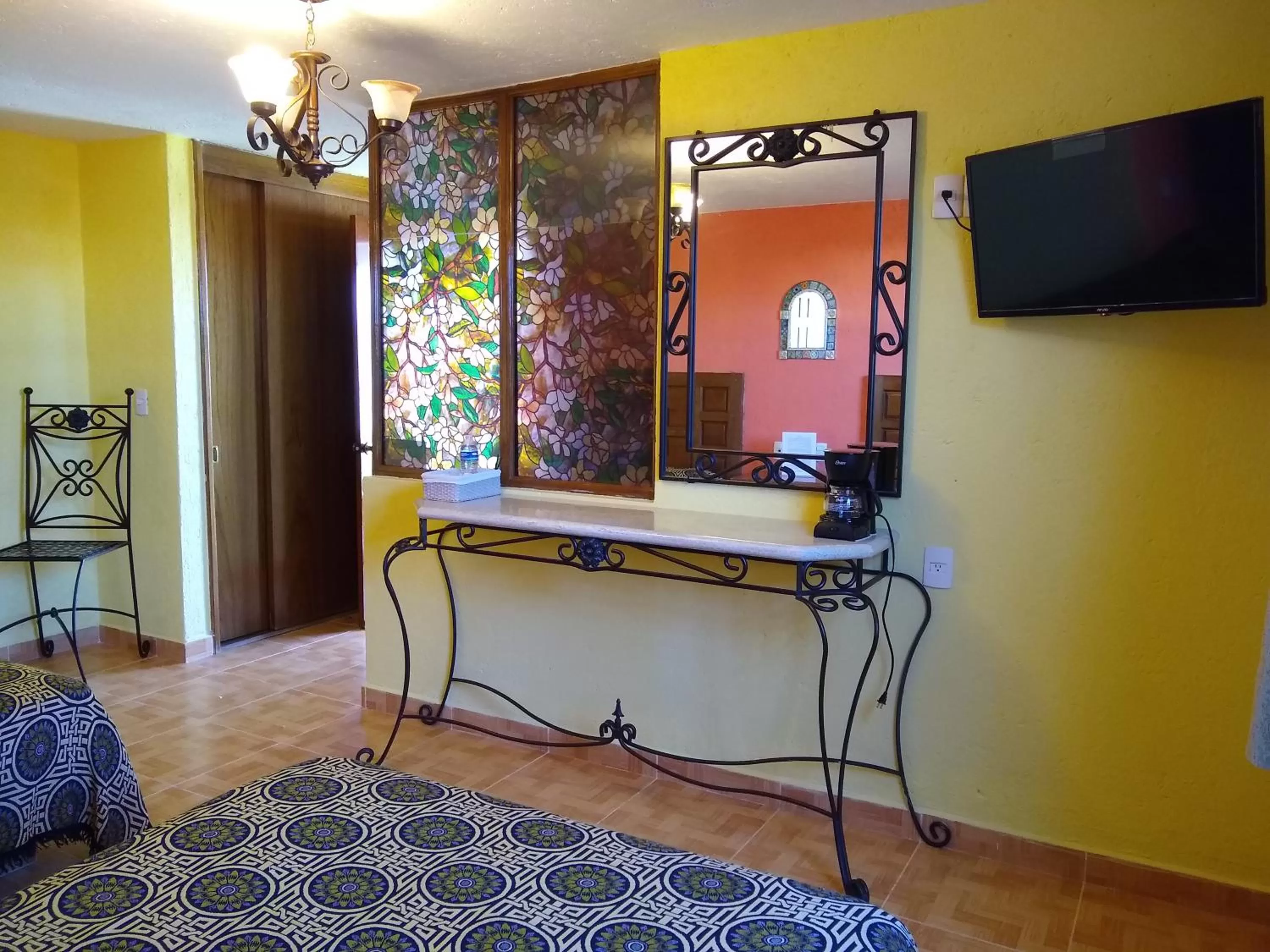 TV and multimedia, TV/Entertainment Center in Hotel Santa Barbara