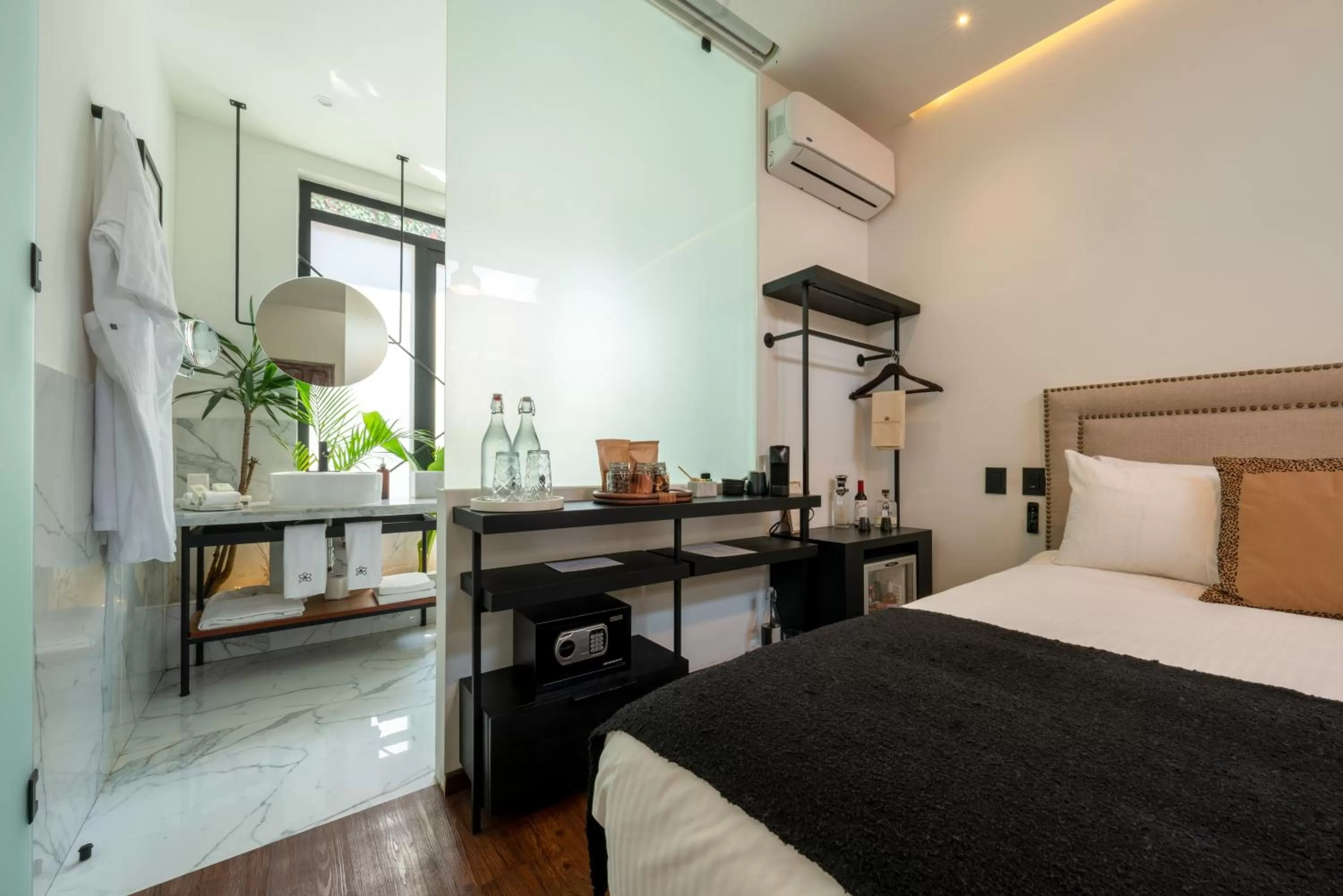 Photo of the whole room, Bed in Orchid House Mexico City