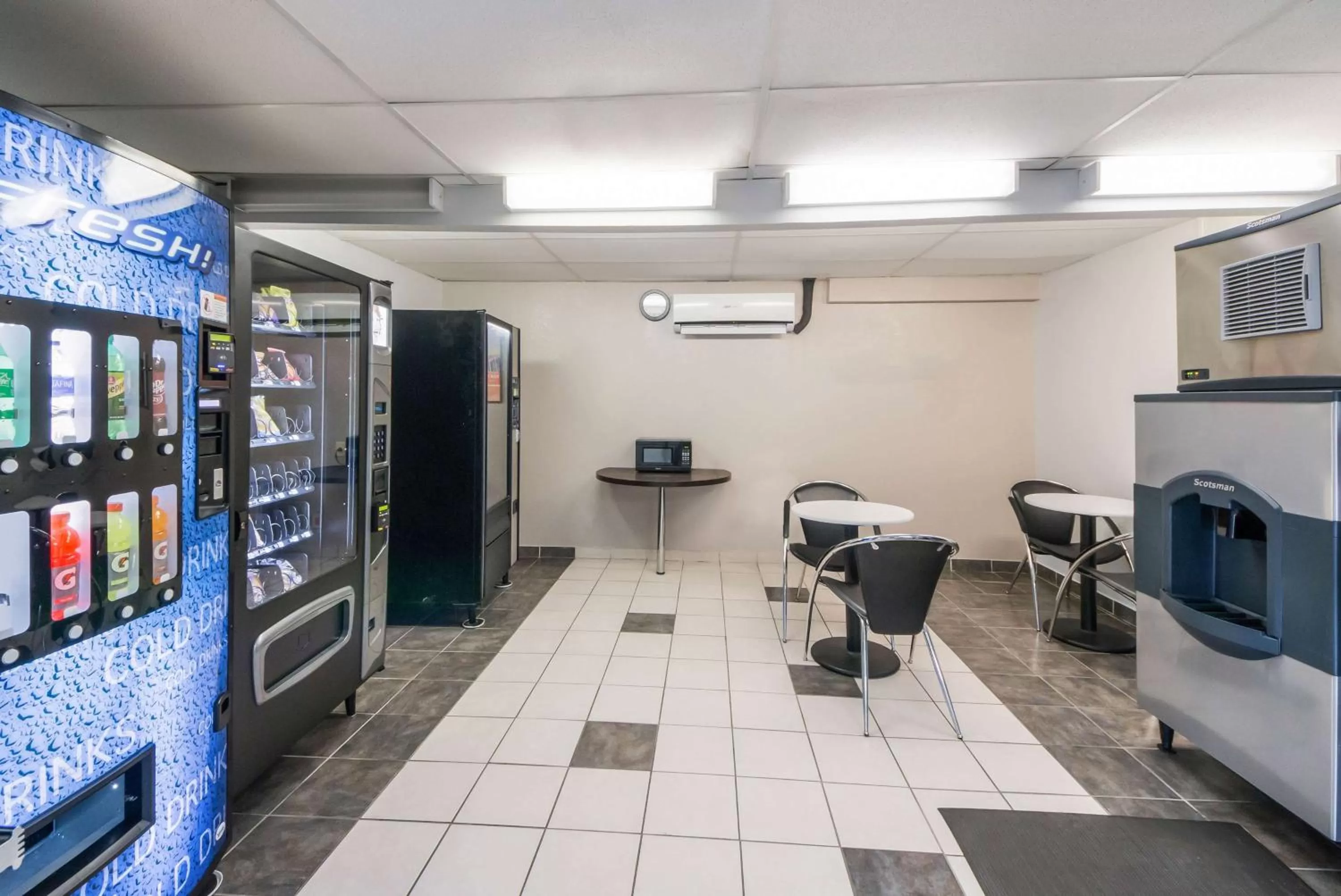 Property building in Motel 6-Laredo, TX - North I-35