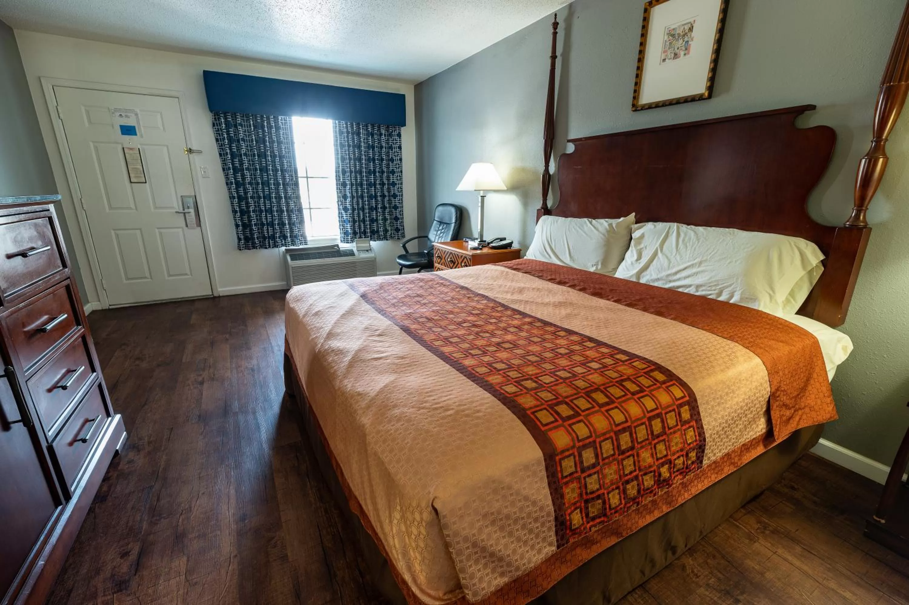 Bed in American Inn & Suites Russellville