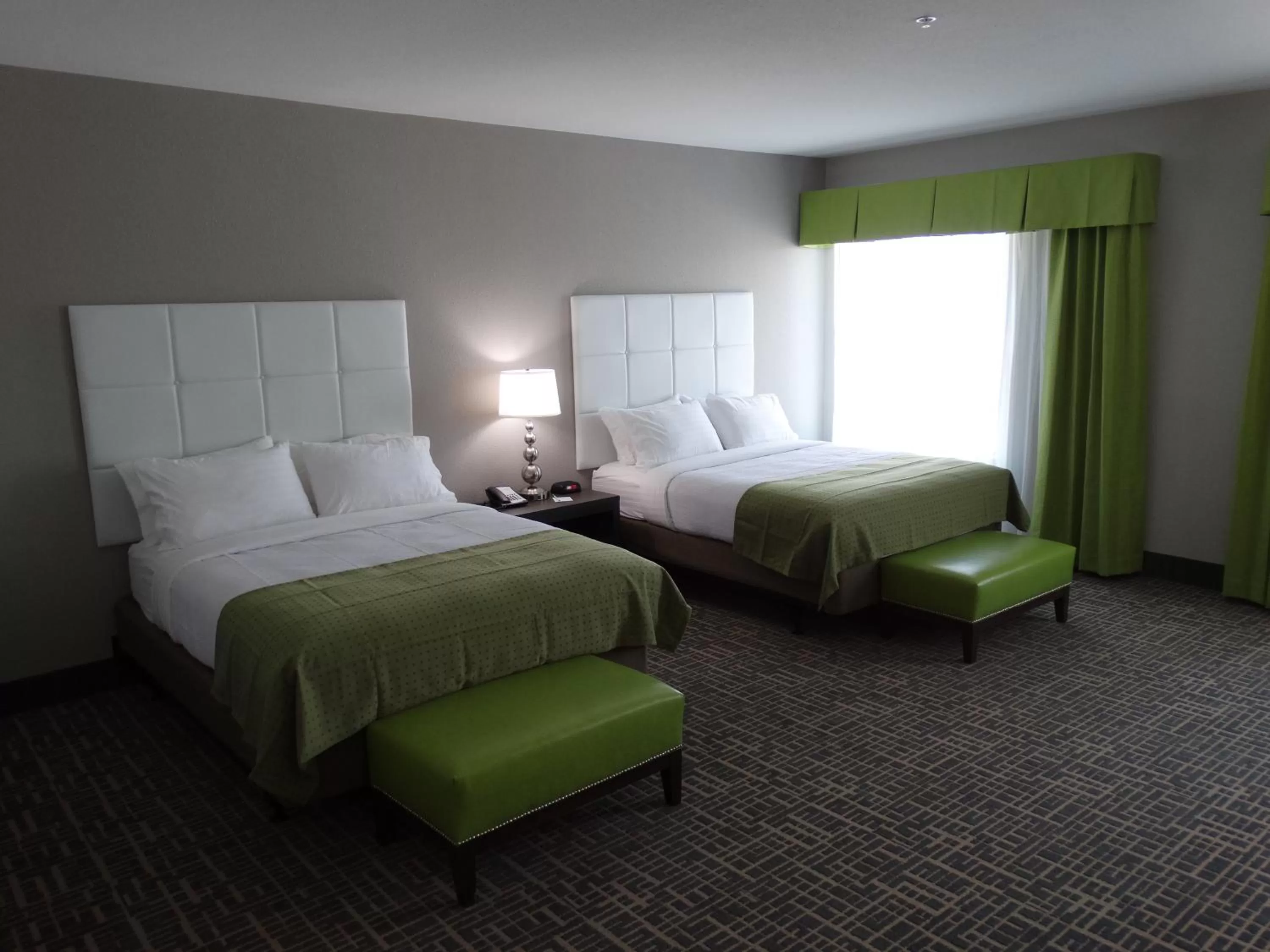 Photo of the whole room, Bed in Holiday Inn Covington by IHG