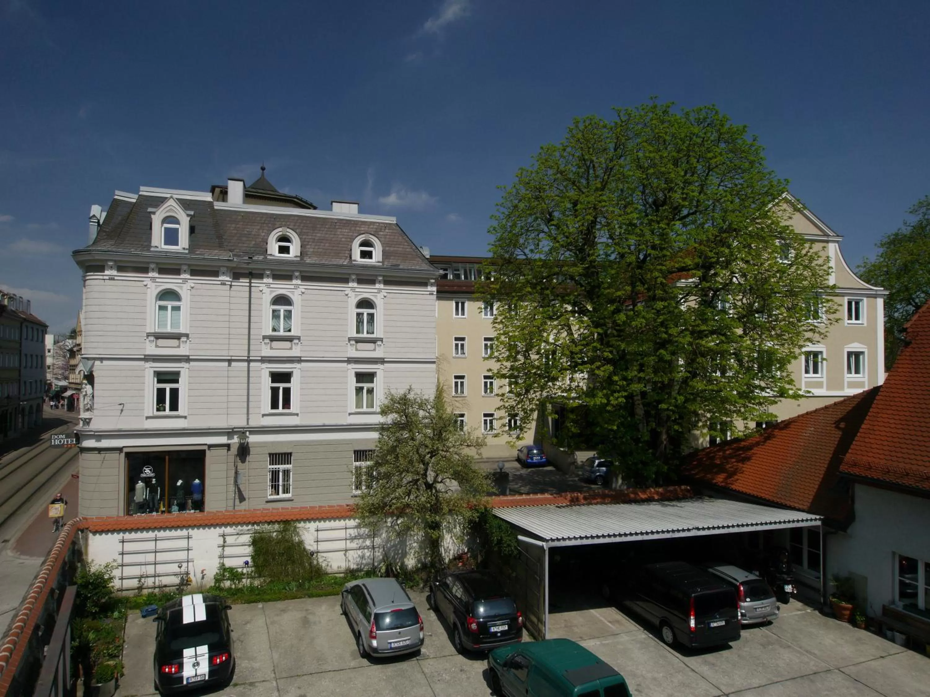 Facade/entrance in Dom Hotel