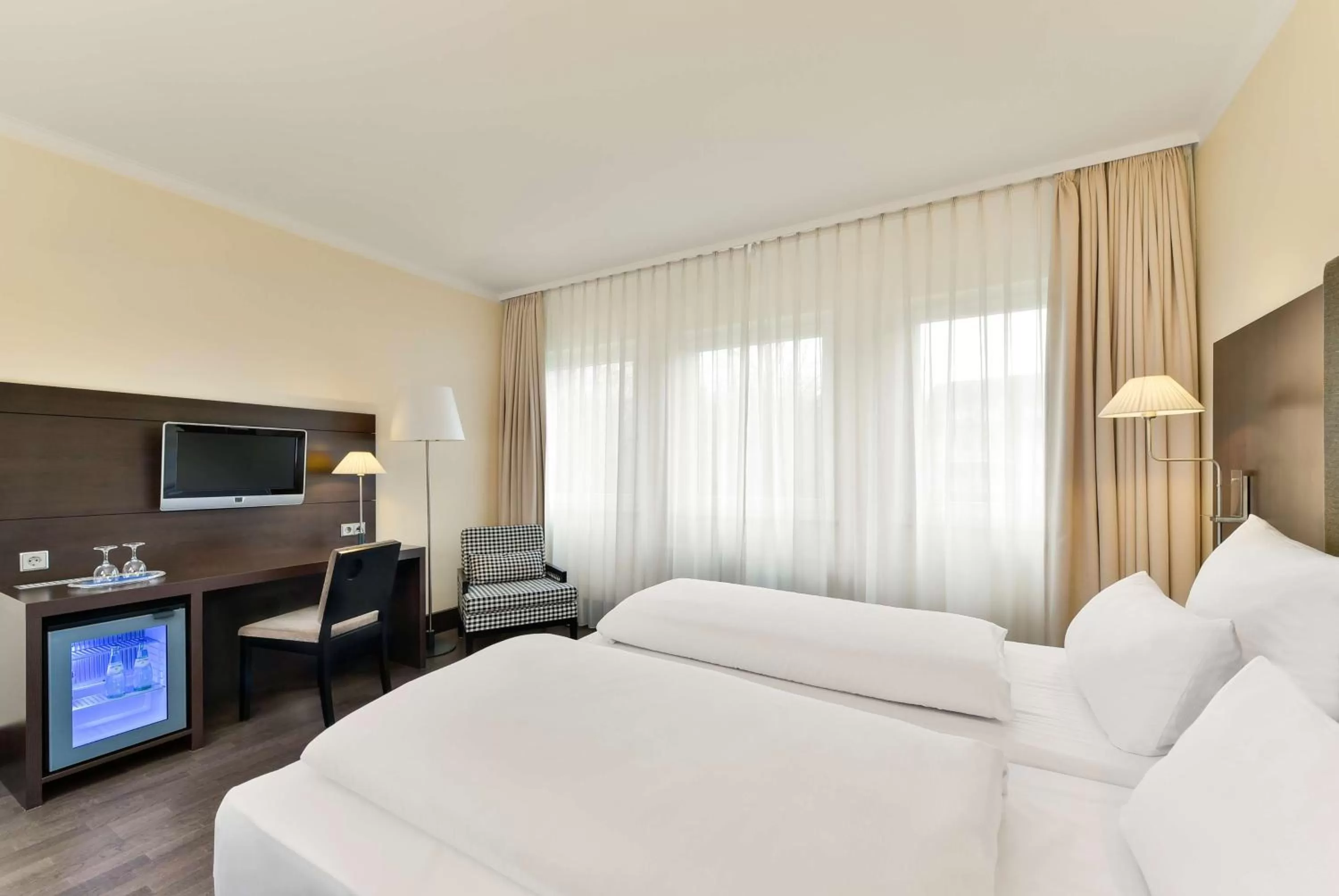 Photo of the whole room, Bed in NH München City Süd