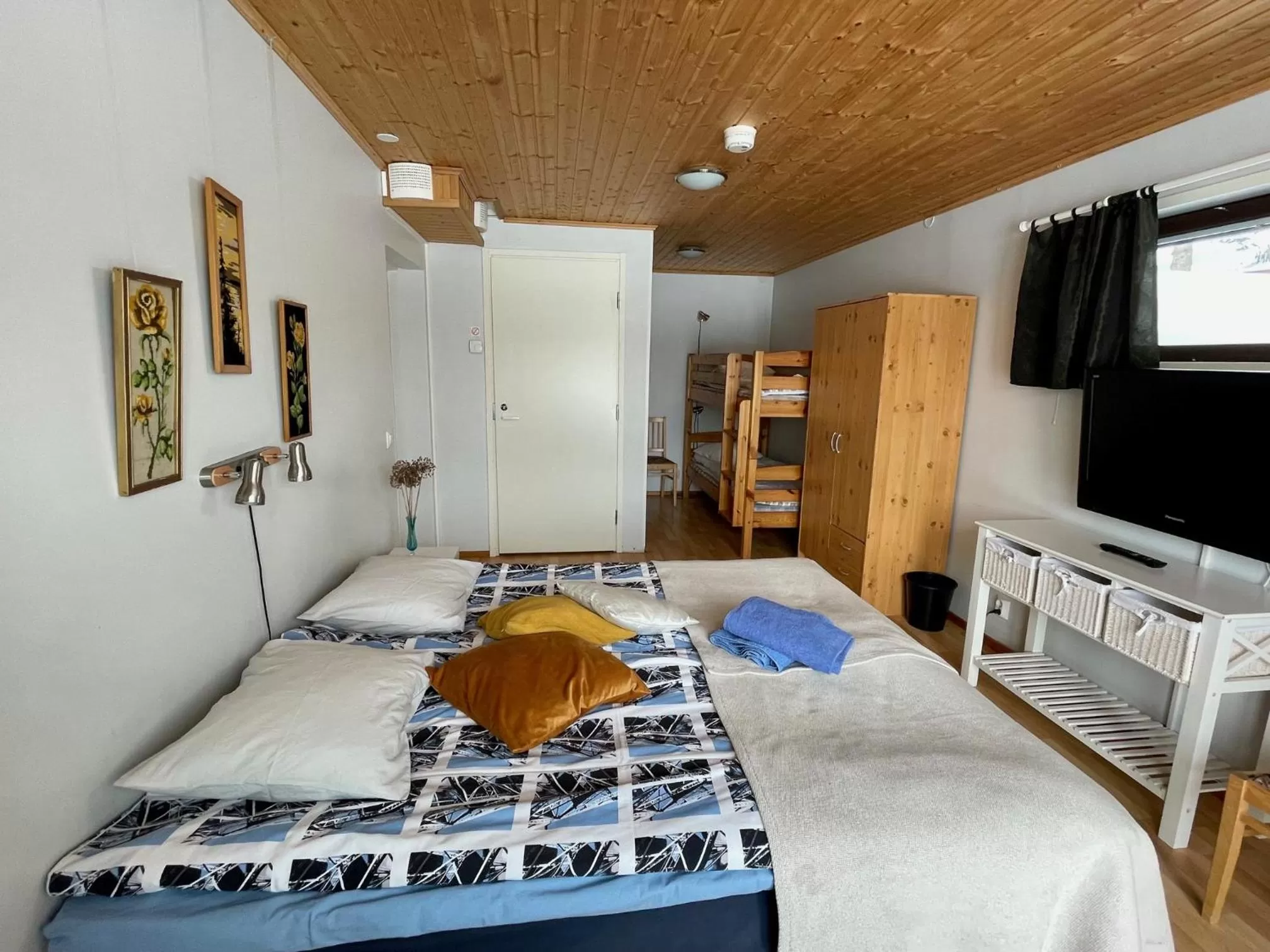 Bed in Lamminmäen Juhla ja Peti