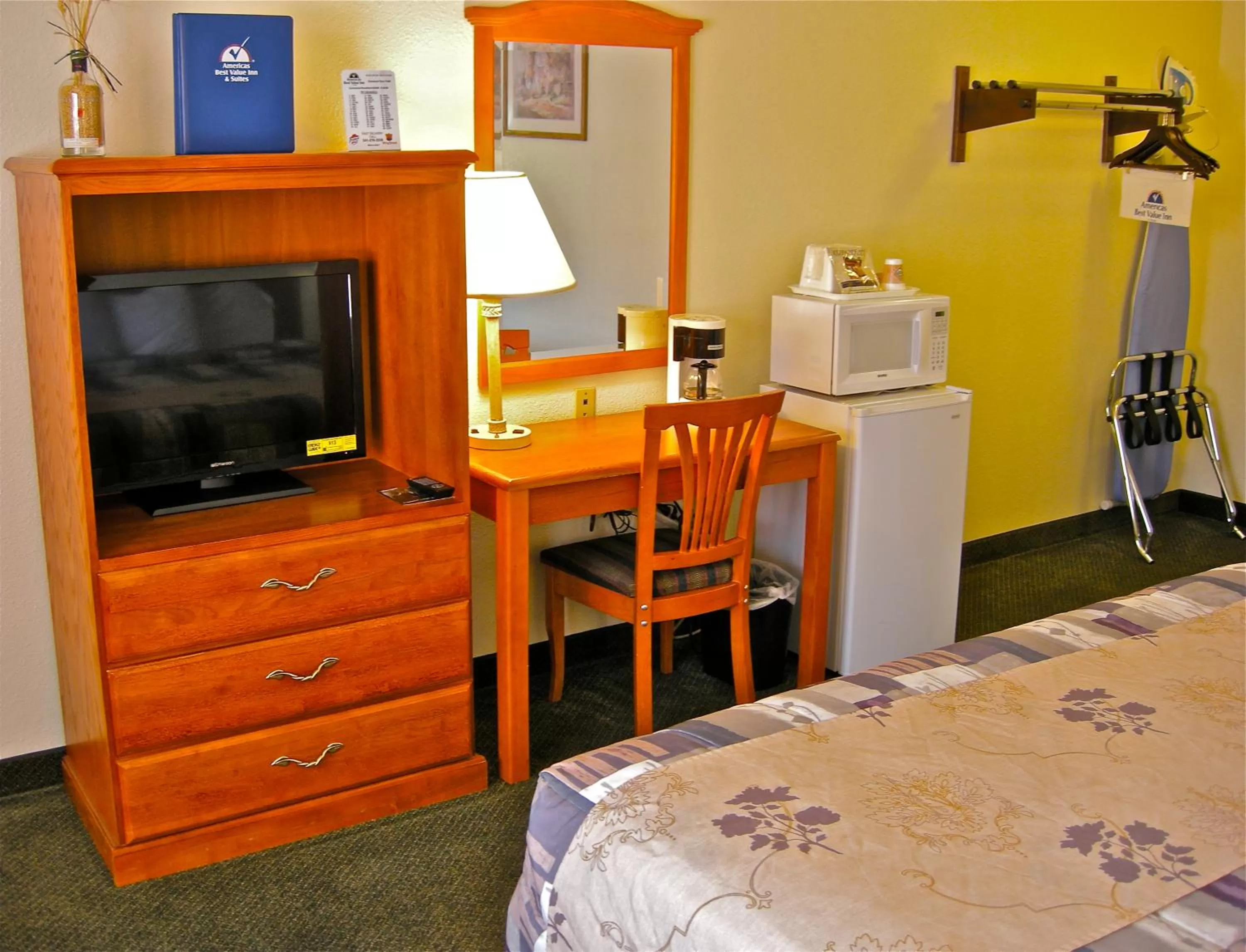 TV and multimedia, Bed in Americas Best Value Inn - Pendleton