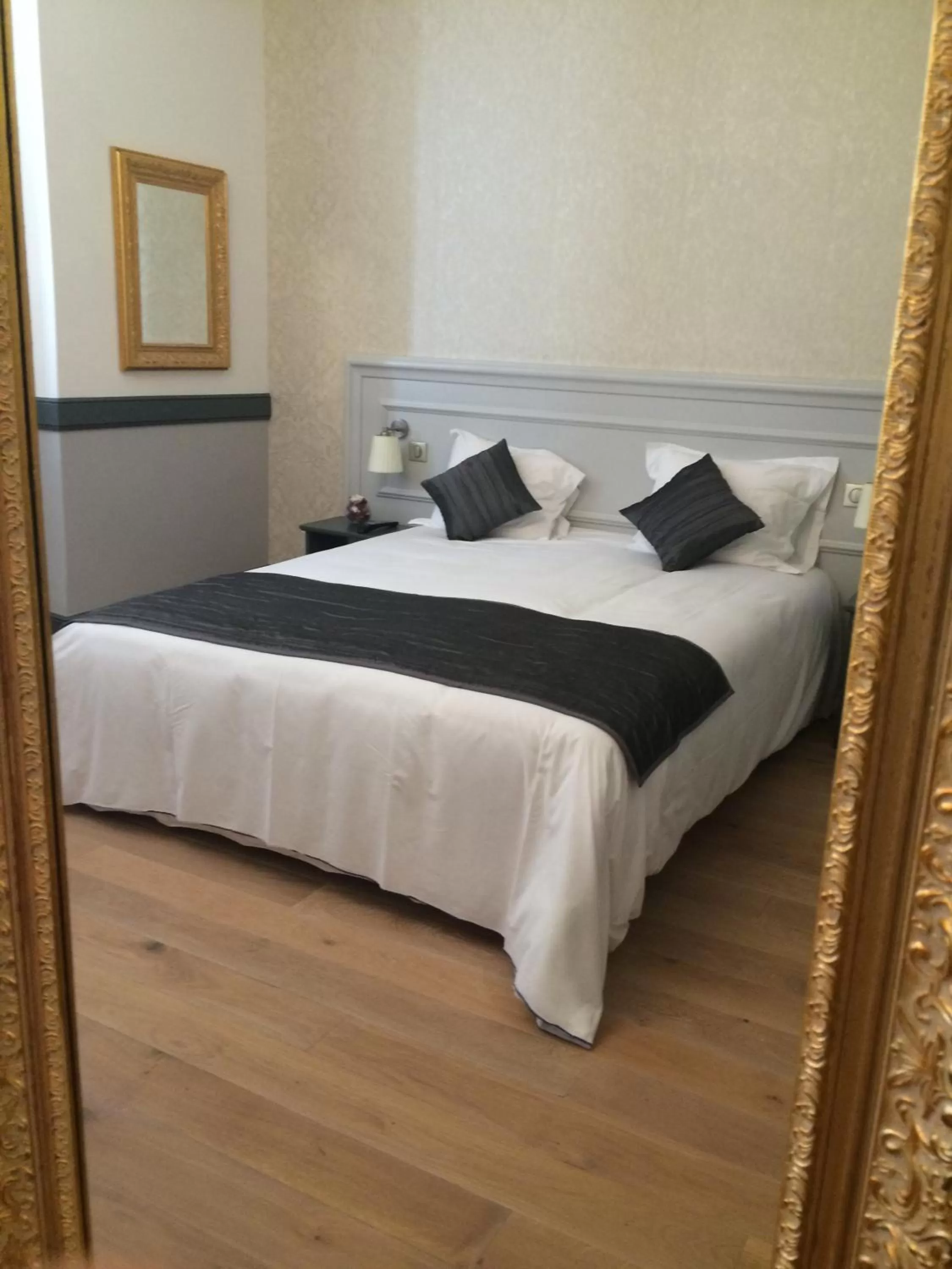 Bathroom, Bed in Hotel Restaurant Edmond's