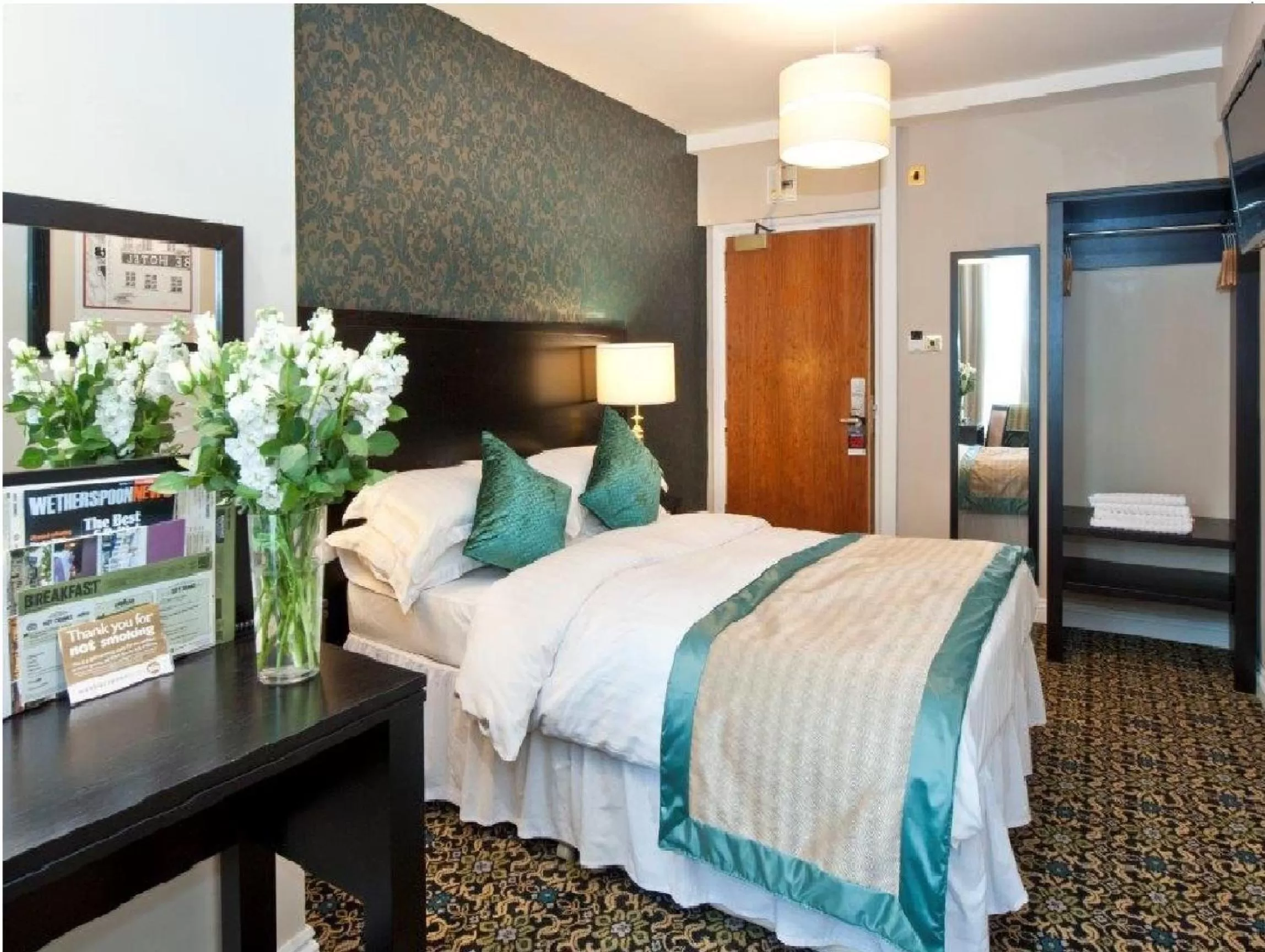 Bedroom, Bed in Globe Hotel Wetherspoon