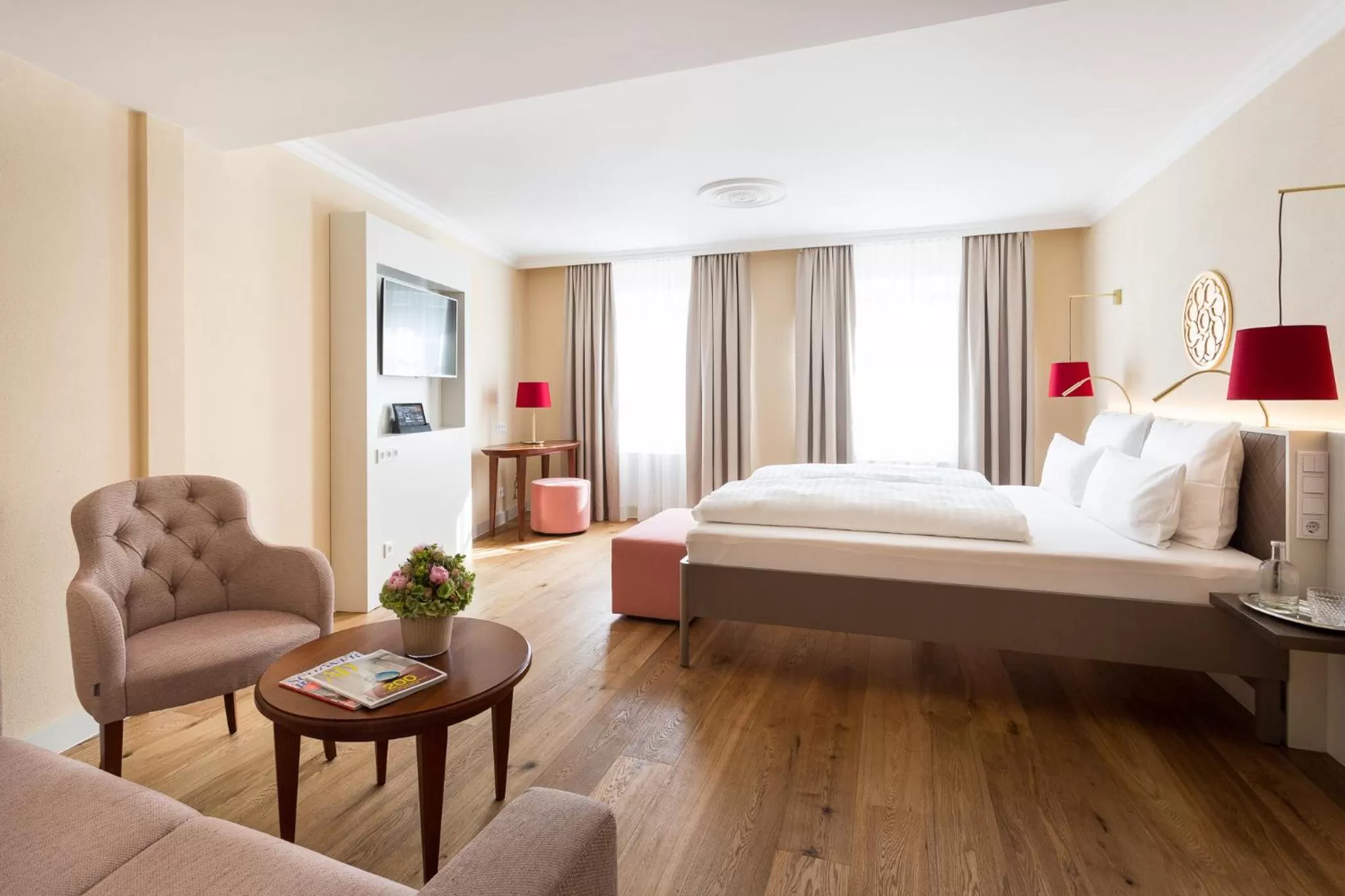 Photo of the whole room, Bed in EMICH´S Hotel