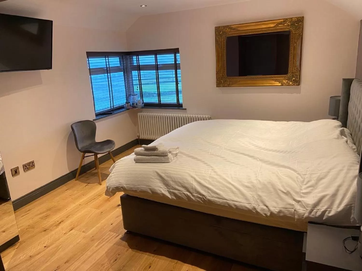 Small Double Room in The Boshaw Trout