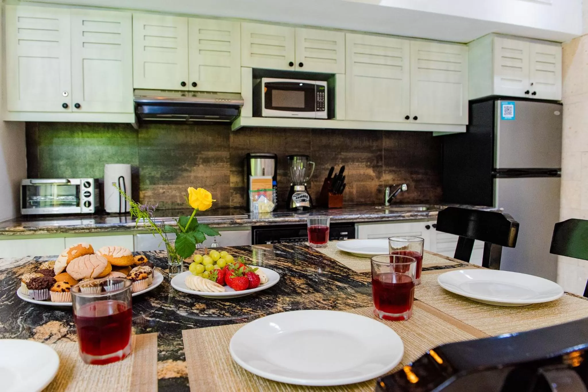 Dining area in Maya Villa Condo Hotel and Beachclub