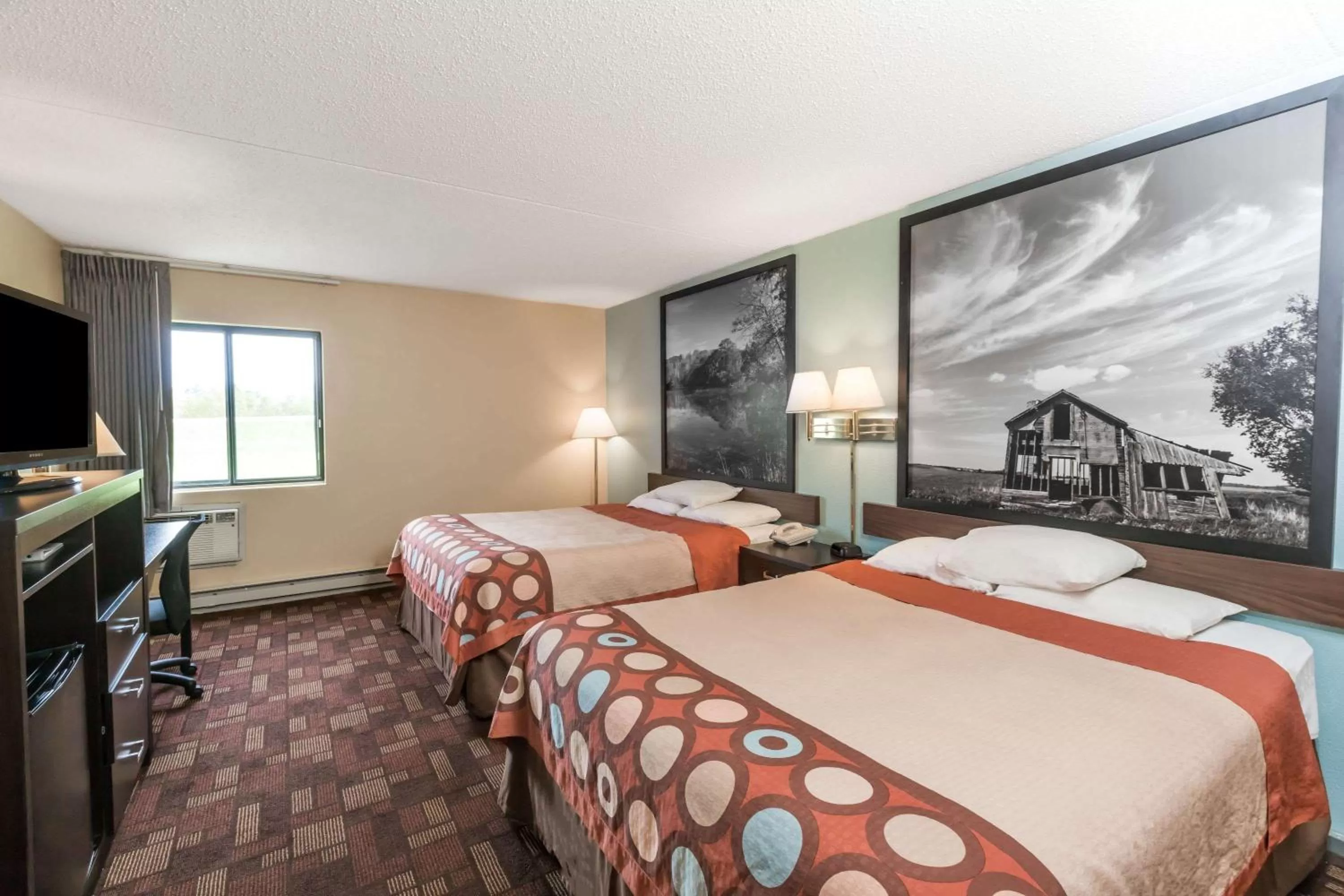 Photo of the whole room, Bed in Super 8 by Wyndham Luverne