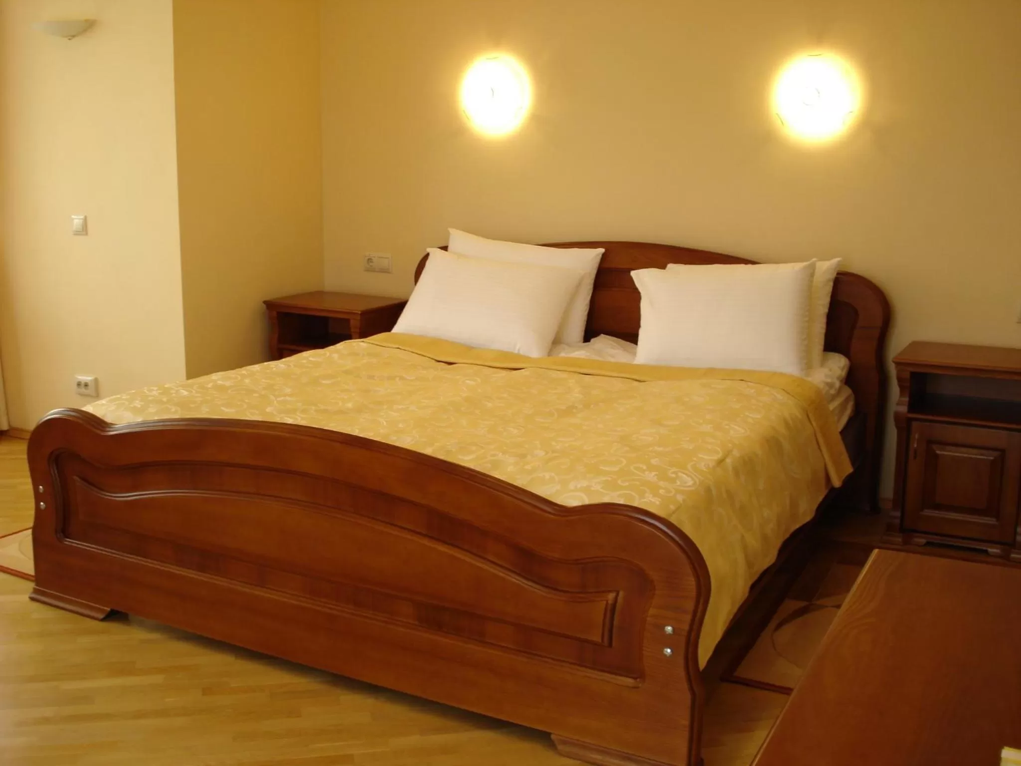 Photo of the whole room, Bed in Red Stone