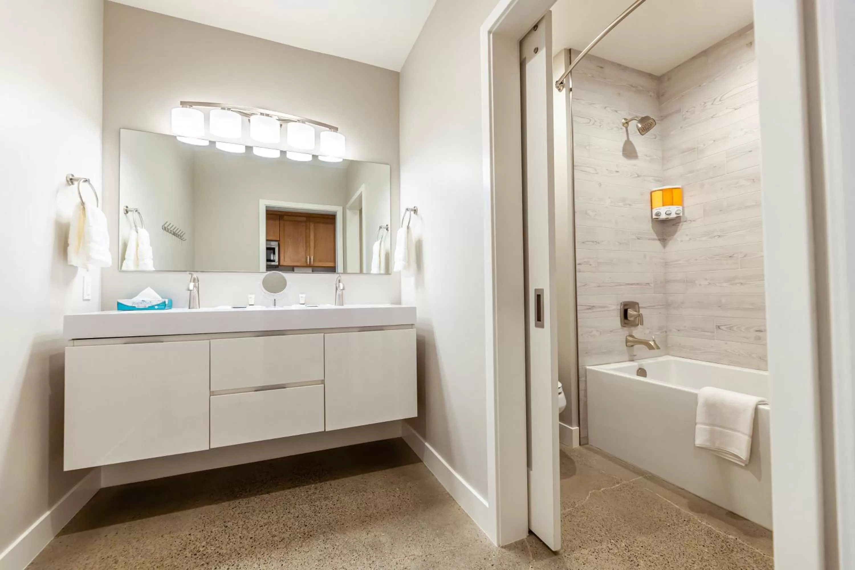 Bathroom in Baywood Inn Bed & Breakfast